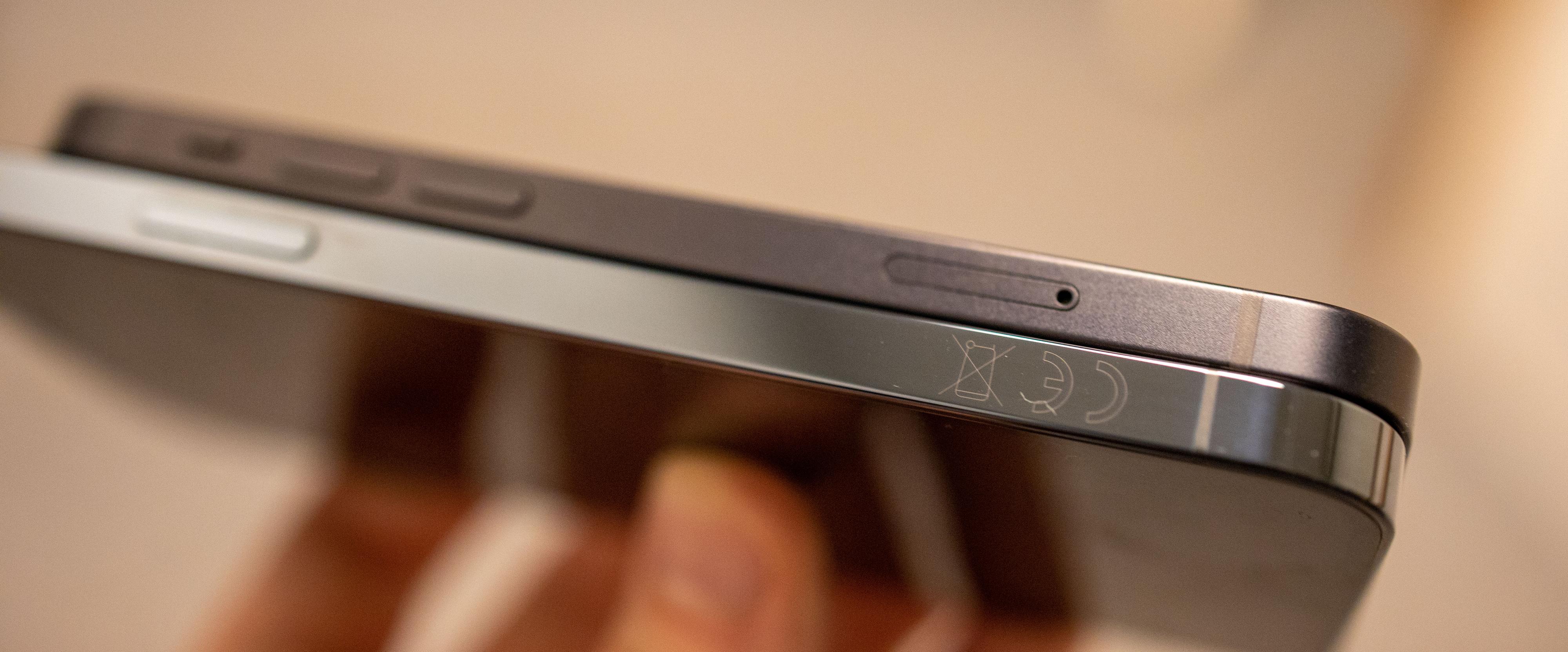 Den matte siden på iPhone 12 Mini får mindre fingeravtrykksmerker enn den blanke overflaten på iPhone 12 Pro. 