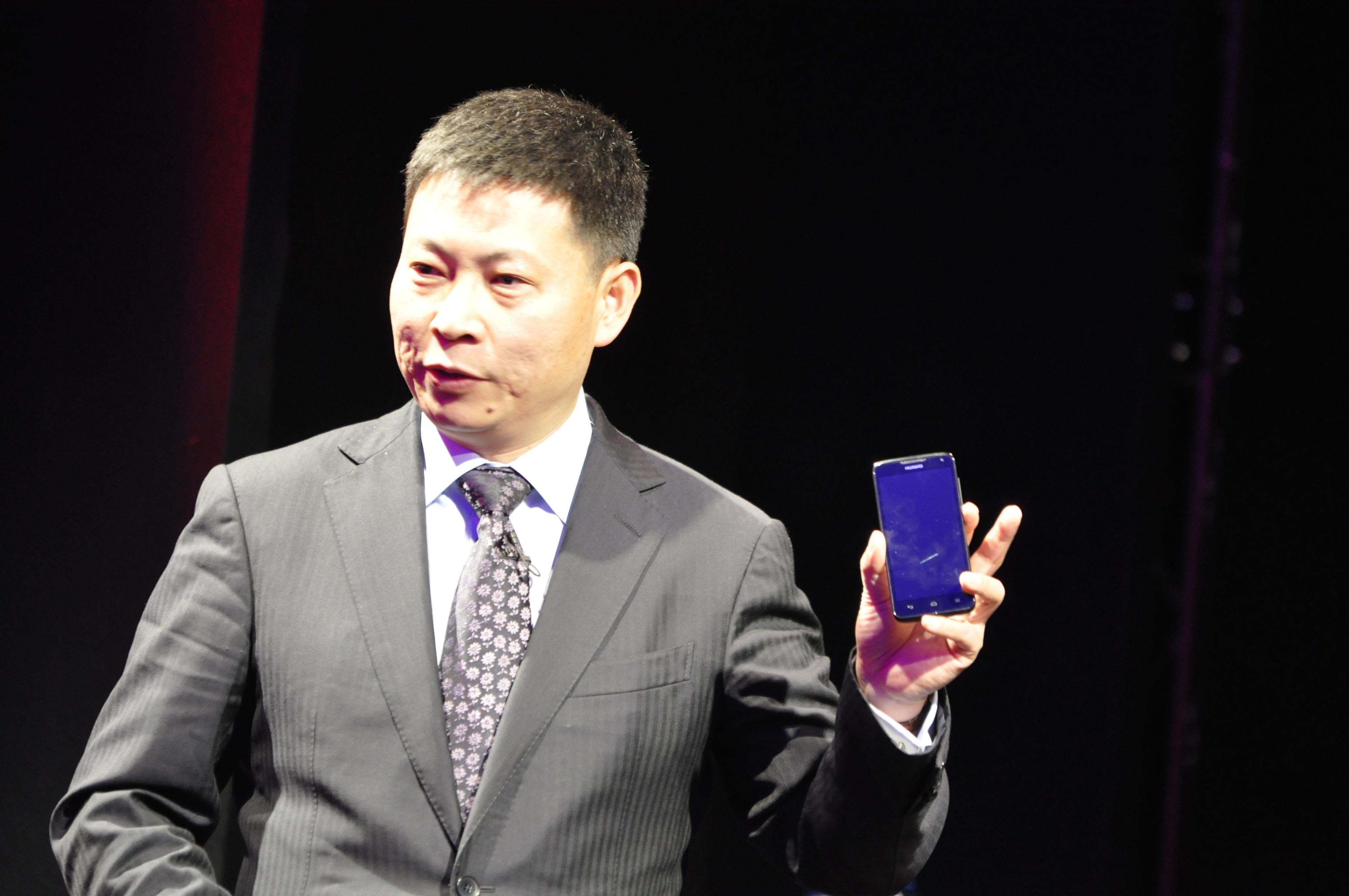 Sjefen for Huaweis mobilavdeling, Richard Yu, viser frem det nye beistet.