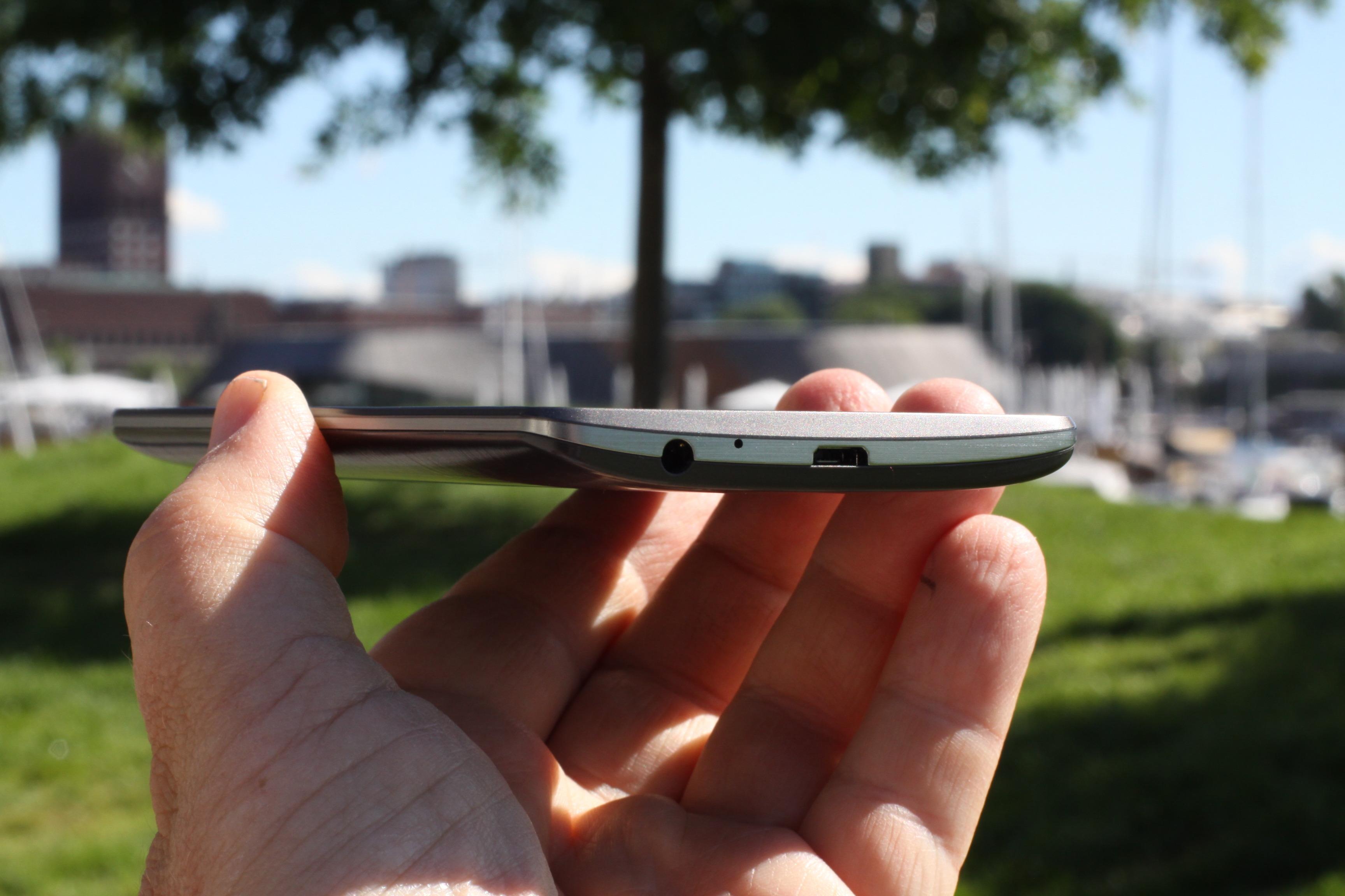 Til tross for kjempeskjermen føles LG G3 relativt kompakt i hånden.Foto: Espen Irwing Swang, Amobil.no