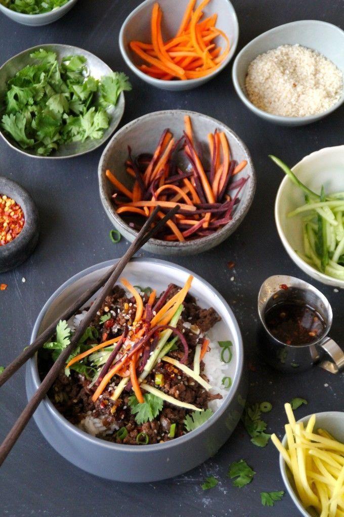 KOREANSK TACO: Tynne skiver med oksekjøtt serveres gjerne med strimlede grønnsaker i et salatblad. Foto: Mat på Bordet