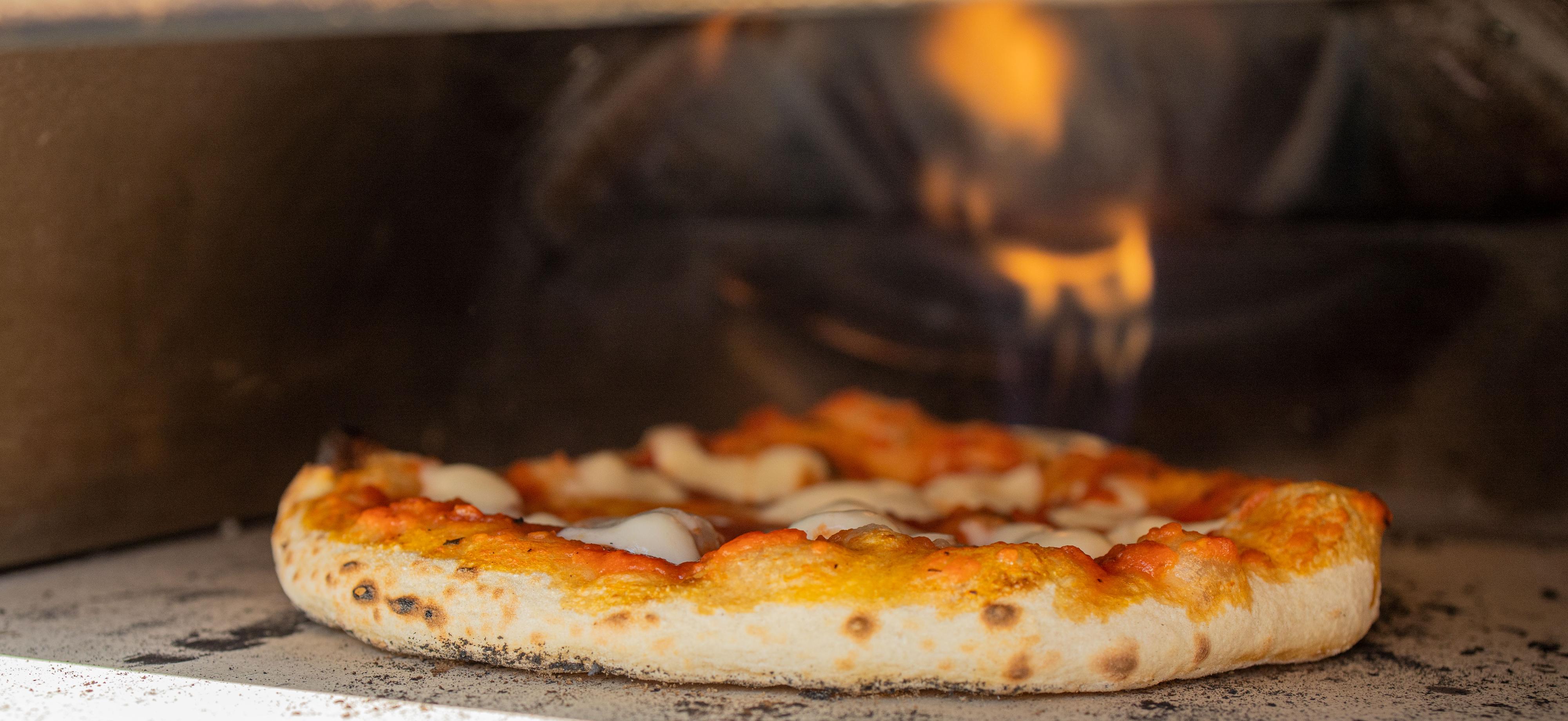 Overflaten på pizzasteinen måler nesten 500 grader celsius lengst bak, noe som er ypperlig for å lage en perfekt napolitansk pizza. 