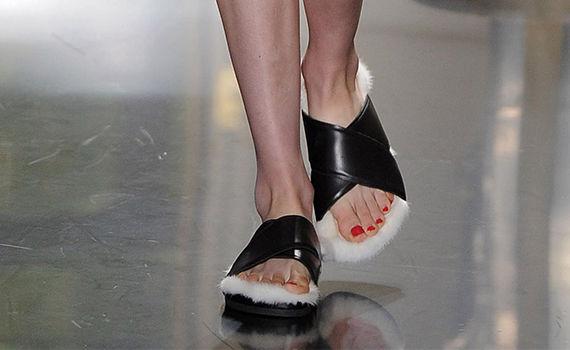 FEM PAR: De pelskledde Céline-sandalene fra motehusets vårkolleksjon kommer i flere varianter. Når skal Cyrus ha fått hele fem par av Kayne West. Foto: Getty Images / All Over Press