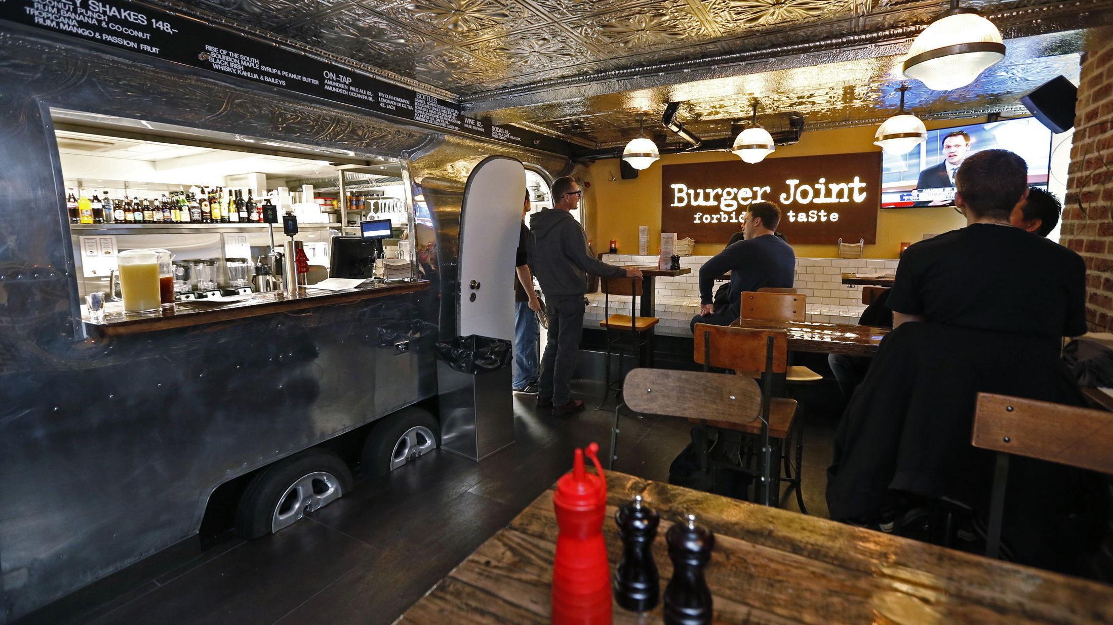 INTIMT: Kjøkkenet og kassen på Burger Joint er formet som en food truck, mens sitteplassene består av høye trebord med barstoler. Foto: Trond Solberg/VG