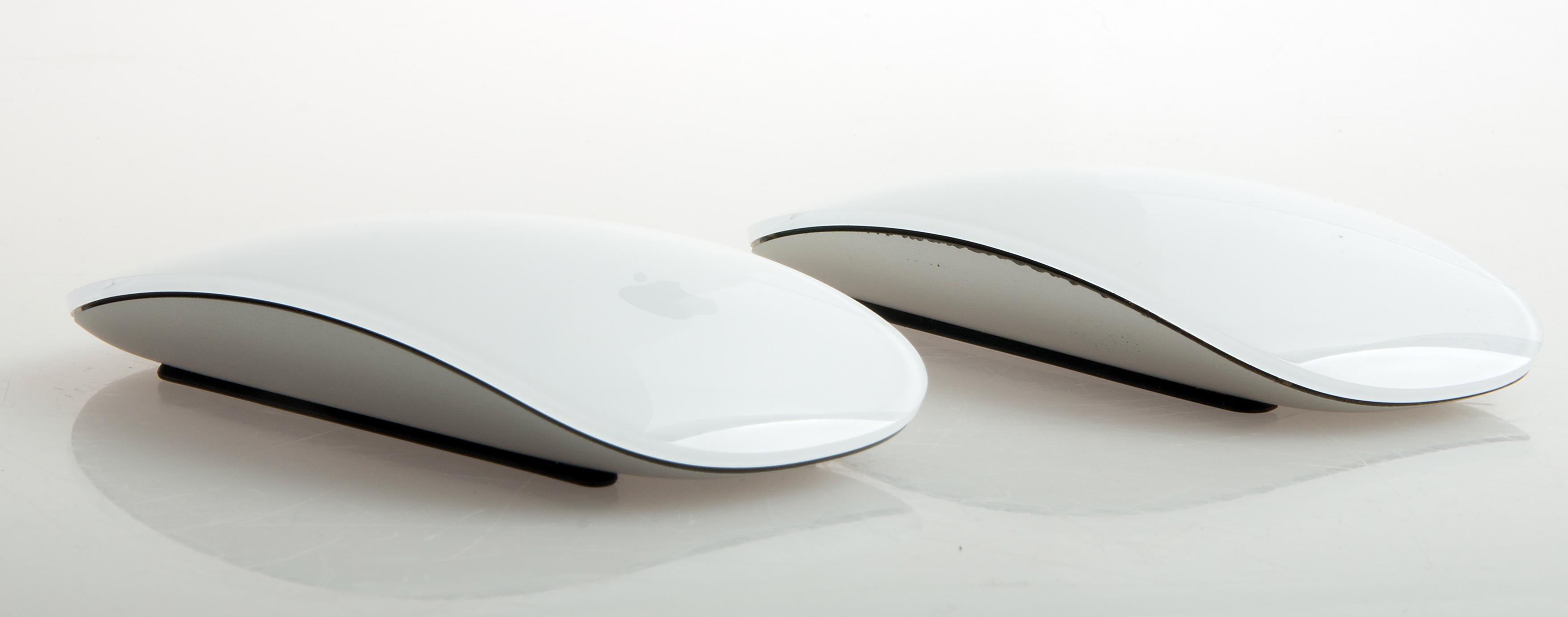Ikke lett å se forskjell på nye og gamle Magic Mouse. Den nye til venstre i bildet. Foto: Kurt Lekanger, Tek.no