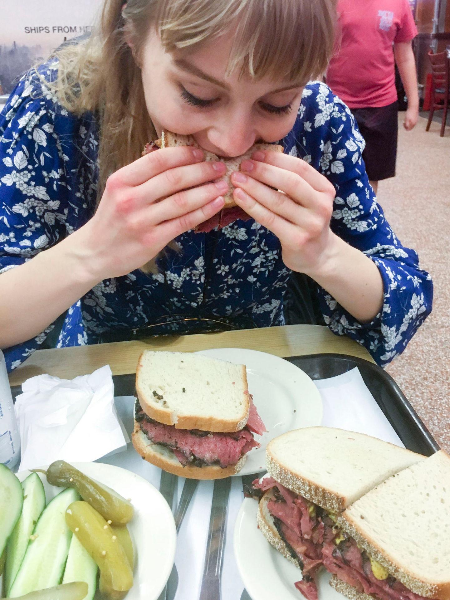 ETING: Det ble spist store mengder sandwich, pickles og pastrami. Foto: Privat