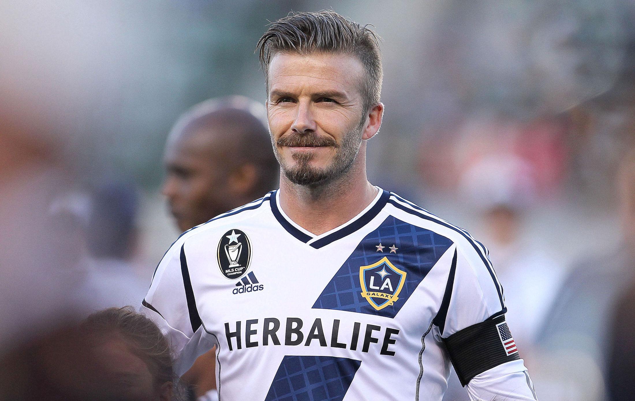 KAN DAVID, KAN DU: Vi har skrevet opp og i mente om David Beckhams mange frisyrer, men superstjernen er vel så god når det kommer til ansiktshår. Her avbildet med fyldig bart fra tiden i Los Angeles Galaxy. Foto: Getty Images