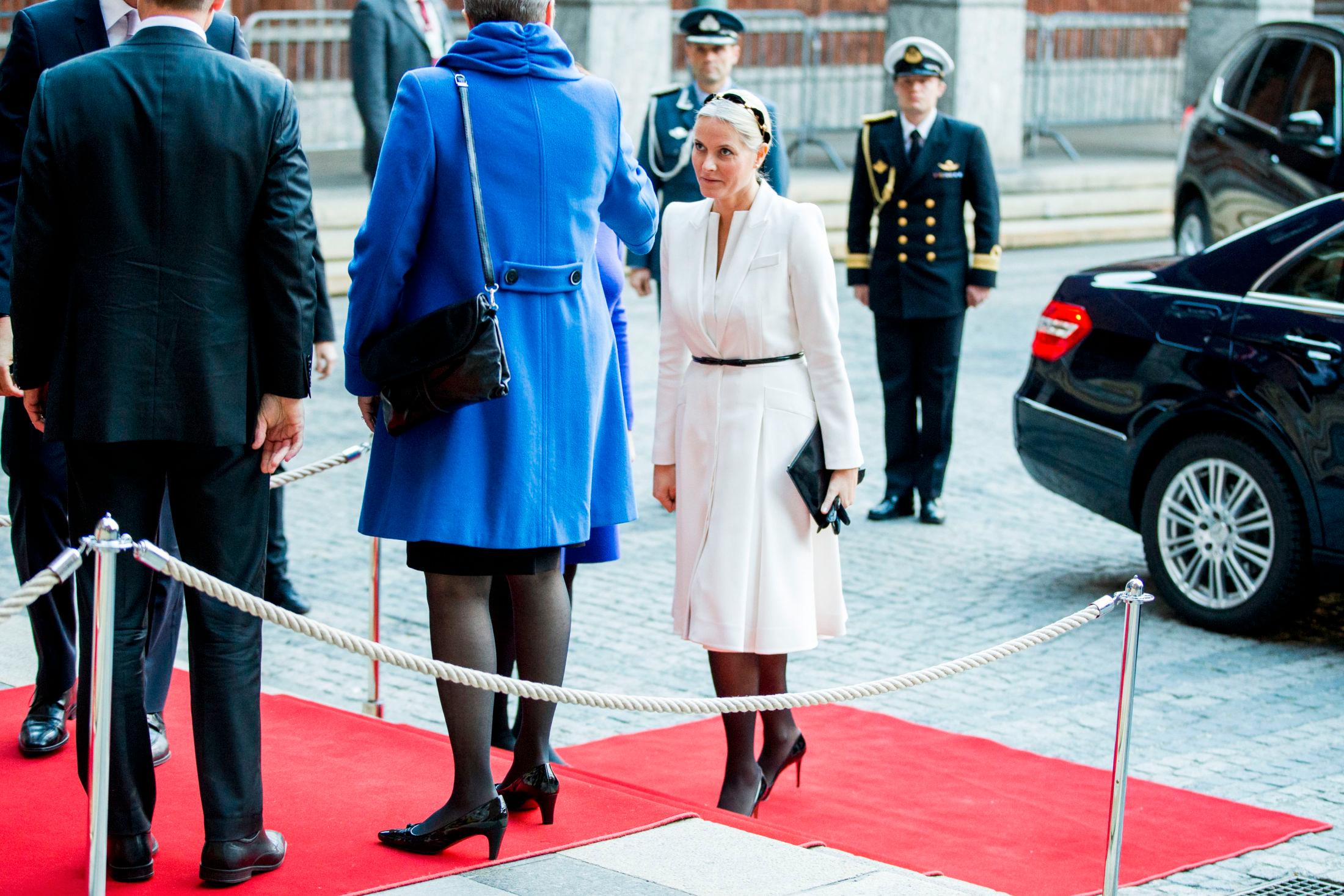 ENKELT: Sort og hvitt er en klassisk kombo, og det vet kronprinsesse Mette-Marit. Foto: NTB Scanpix