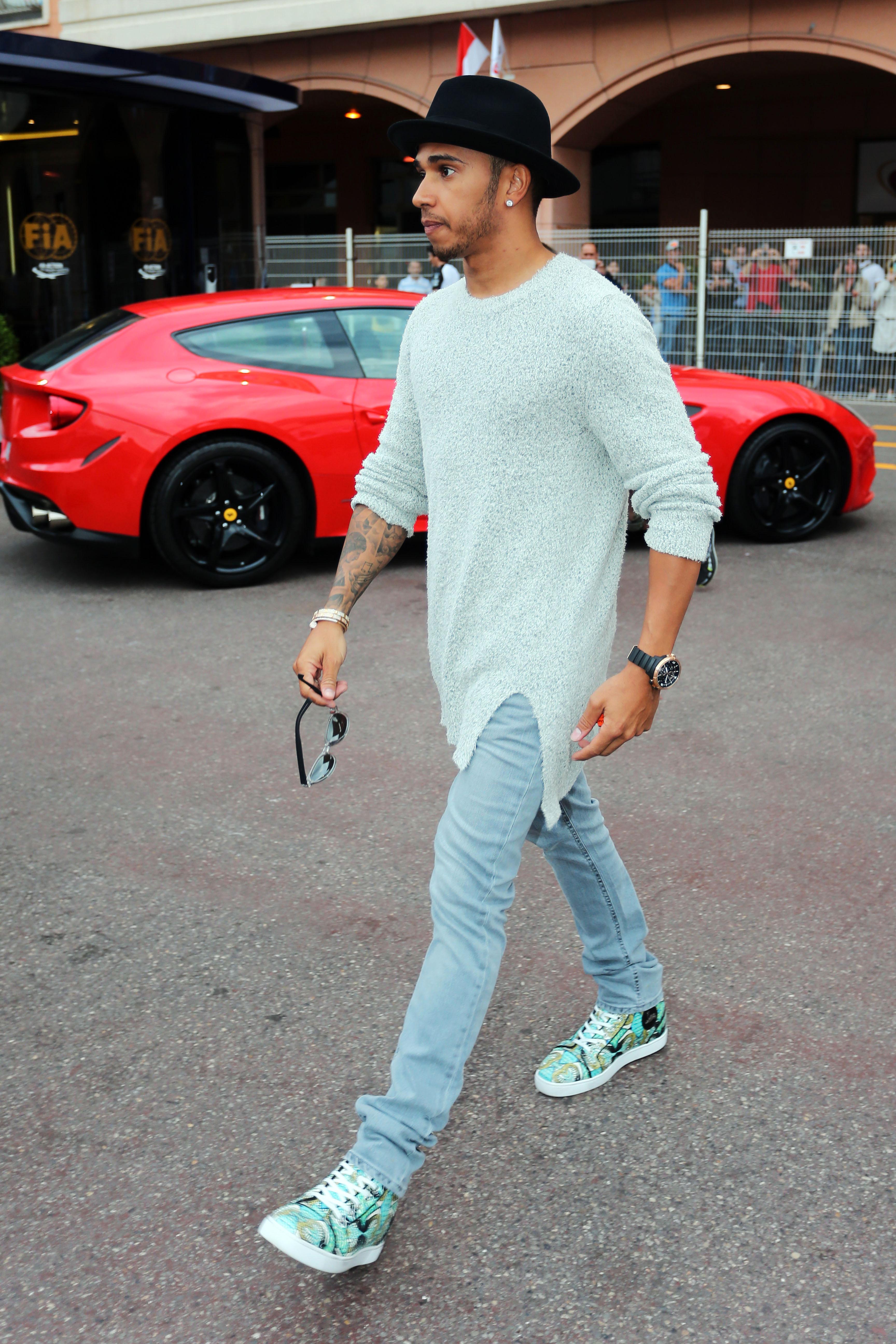 MATCHET: Hamiton med ton-i-ton antrekk med strikkegenser og lyse jeans i Monaco i 2015. Legg også merke til de lyseblå skoene. Hamilton har flere ganger eksprimentert med hatt.  