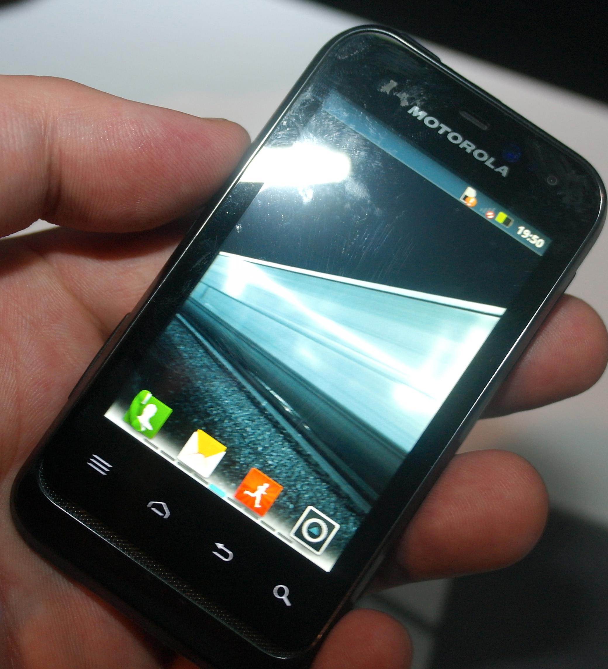 Motorolas nye Defy Mini er på vei til Europa. Den har batteri av grei størrelse og strømsnill innmat.