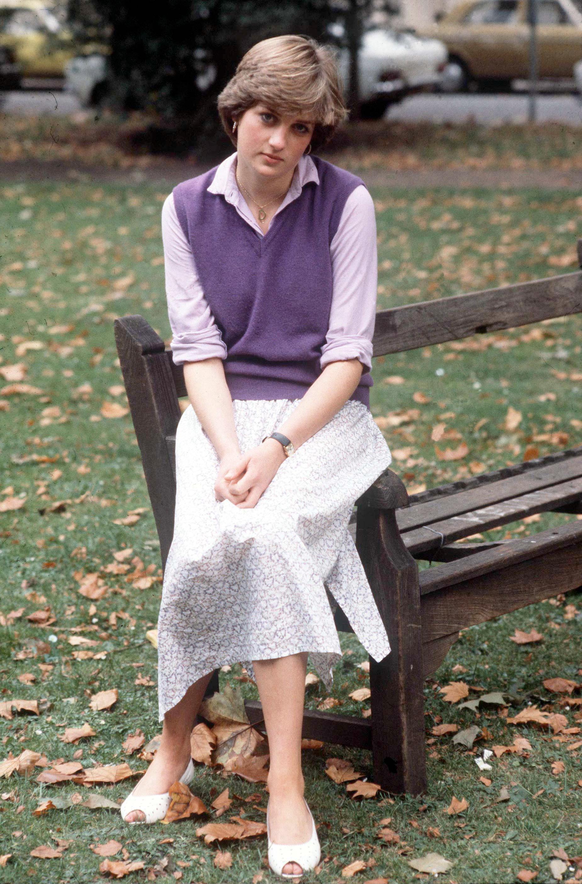 1980: Diana i barnehagen hvor hun jobbet som 19-åring. Diana ble ofte fotografert iført genser eller vest med skjorte inni.