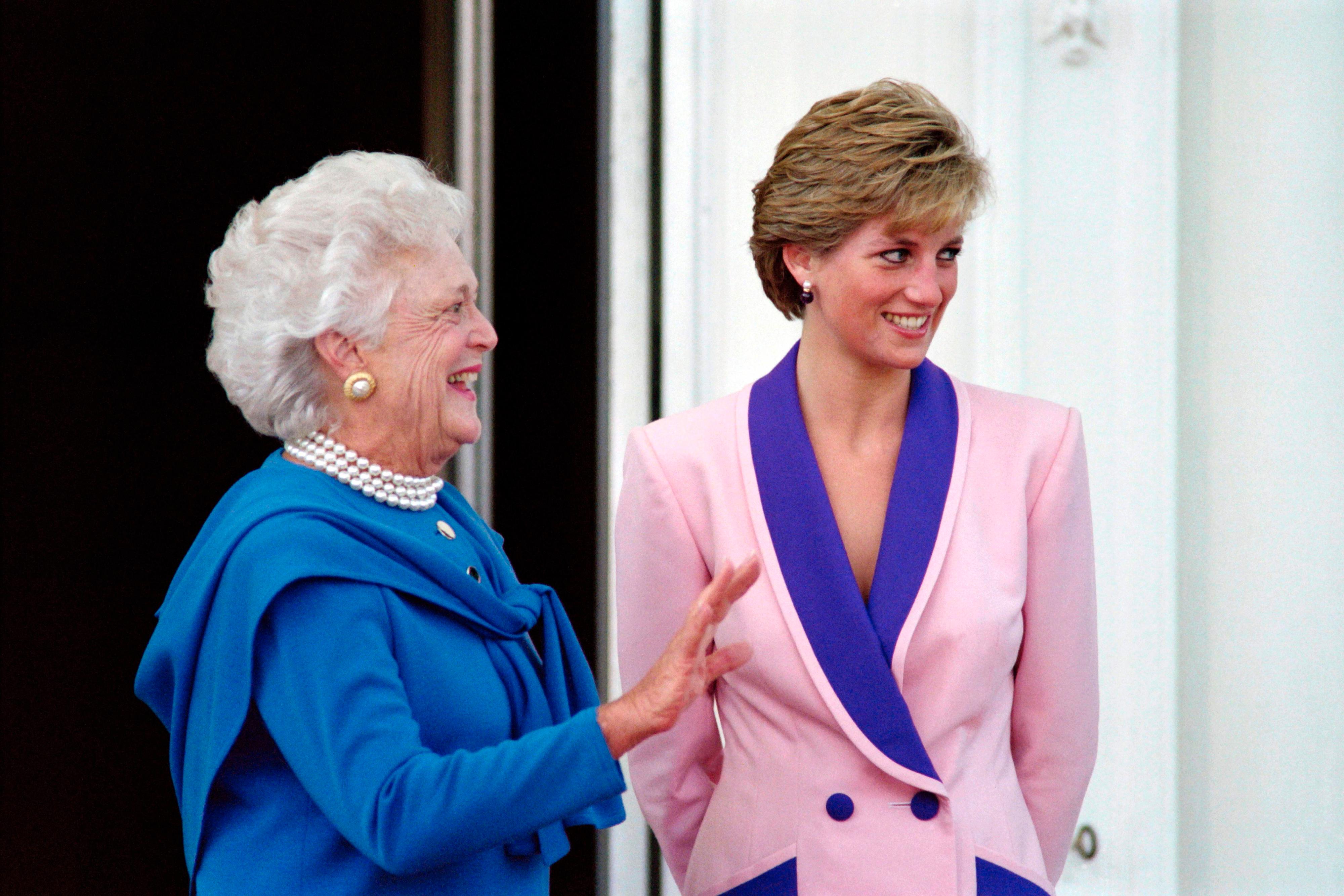 1990: Diana besøker Det hvite hus iført blazer og skjørt. Antrekket skilte seg ut med kombinasjonen av rosa og lilla.