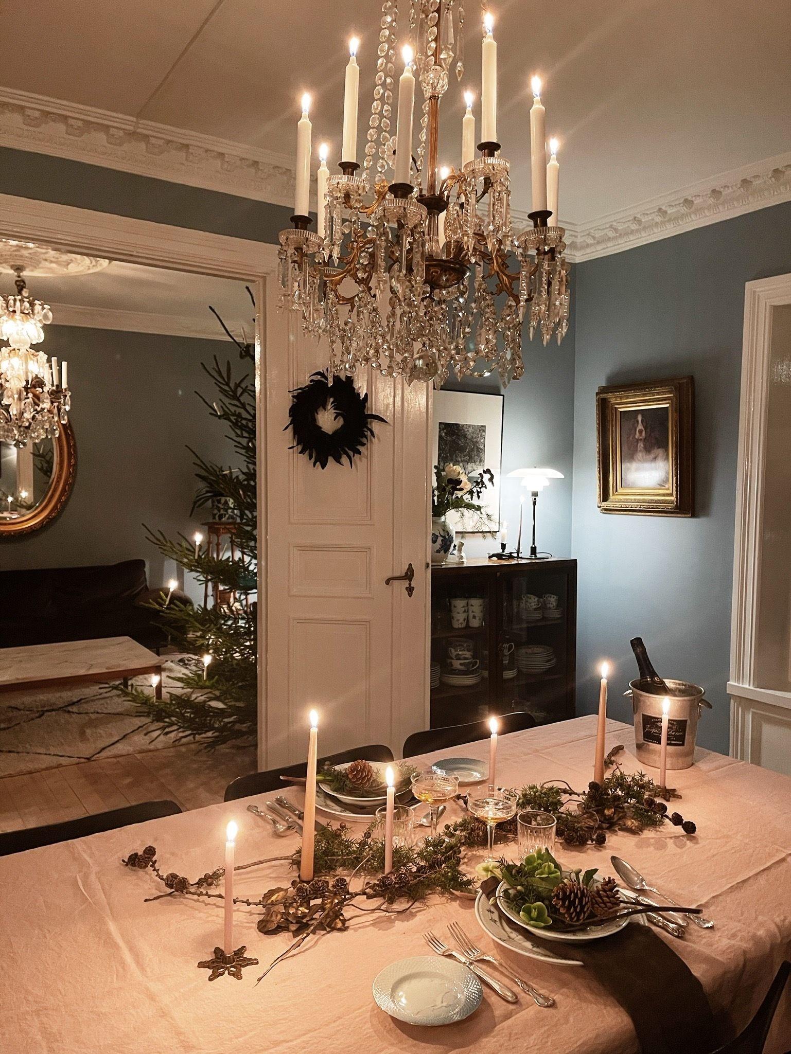To stuer på rad gjør at juletreet kan nytes fra begge rom. Foto: Camilla Andersen