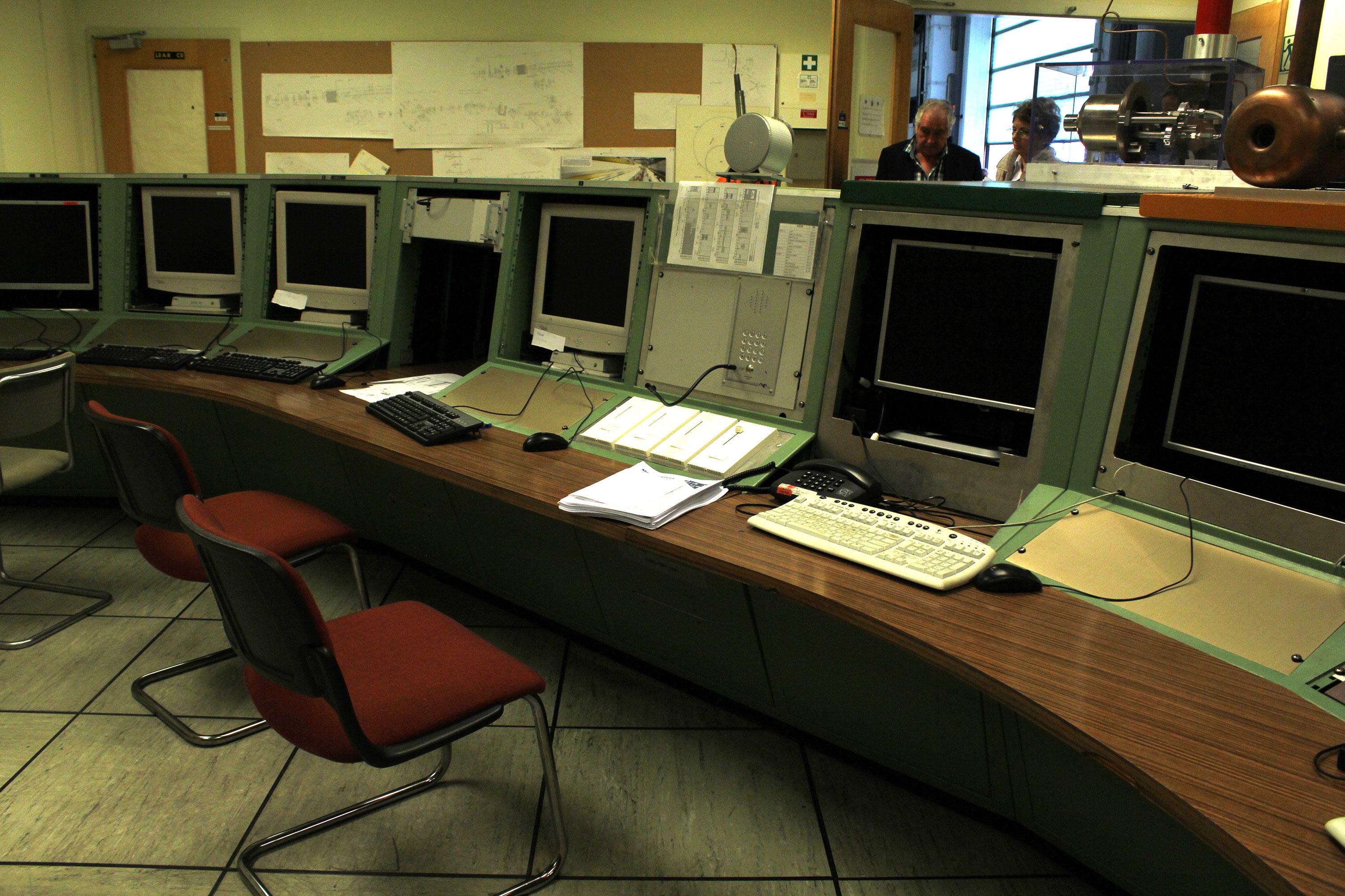 Linac 2 og 3 har vært i drift siden 70-tallet, og lever i beste velgående. Dette er kontrollrommet som ble bygget samtidig, men i dag brukes det kun om noe er galt med maskinen.Foto: Varg Aamo, Hardware.no