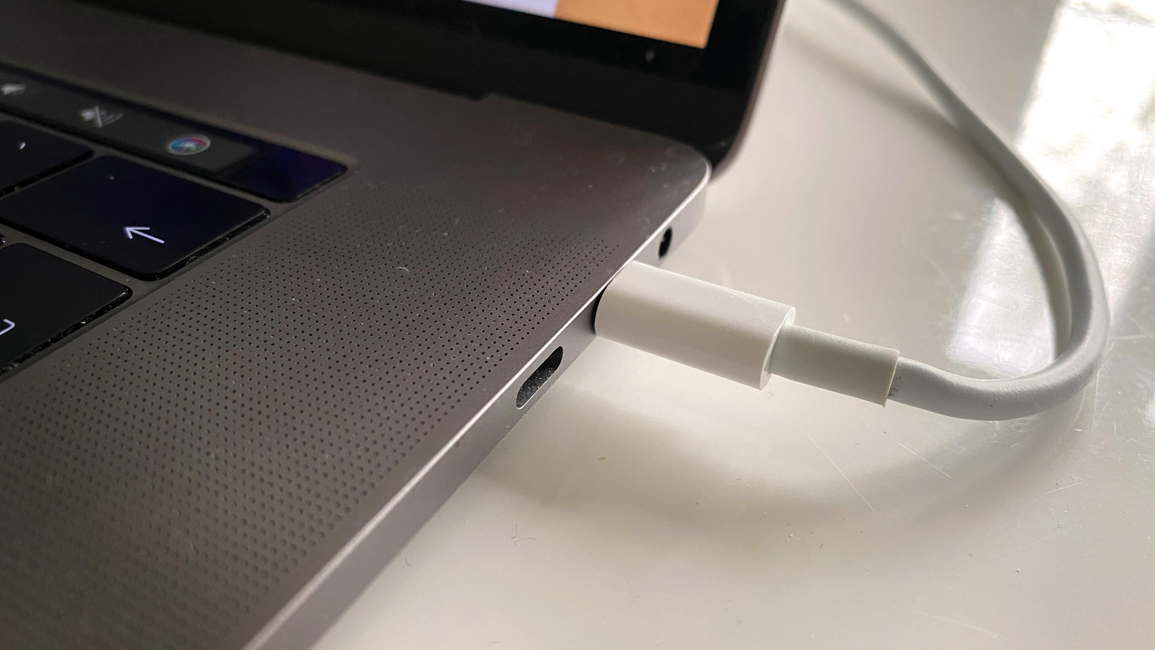 MacBook-maskiner med USB-C ser ut til å håndtere tilkobling på høyre og venstre side ulikt. 