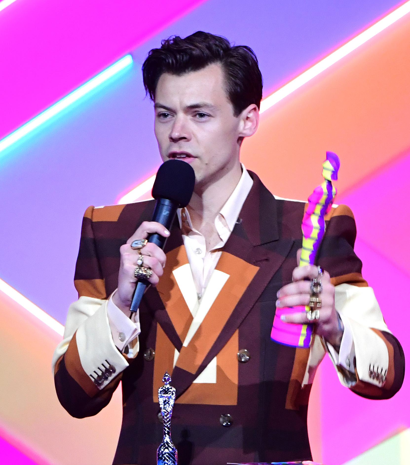 PRISVINNER: Styles mottar prisen for beste singel under Brit Awards i 2021. Legg merke til det kule mønsteret på dressen hans, samt ringene som topper hele looken.