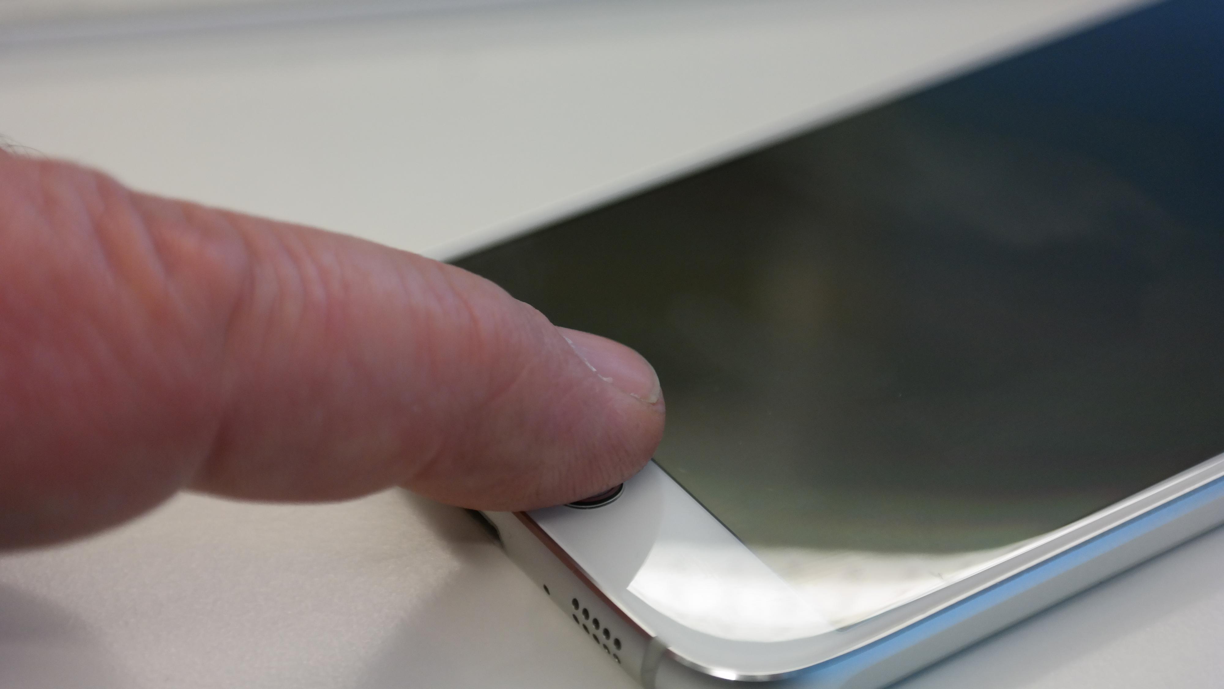 Fingeravtrykksensoren hindrer at andre kan misbruke telefonen din. I tillegg kan innholdet krypteres. Foto: Espen Irwing Swang, Tek.no