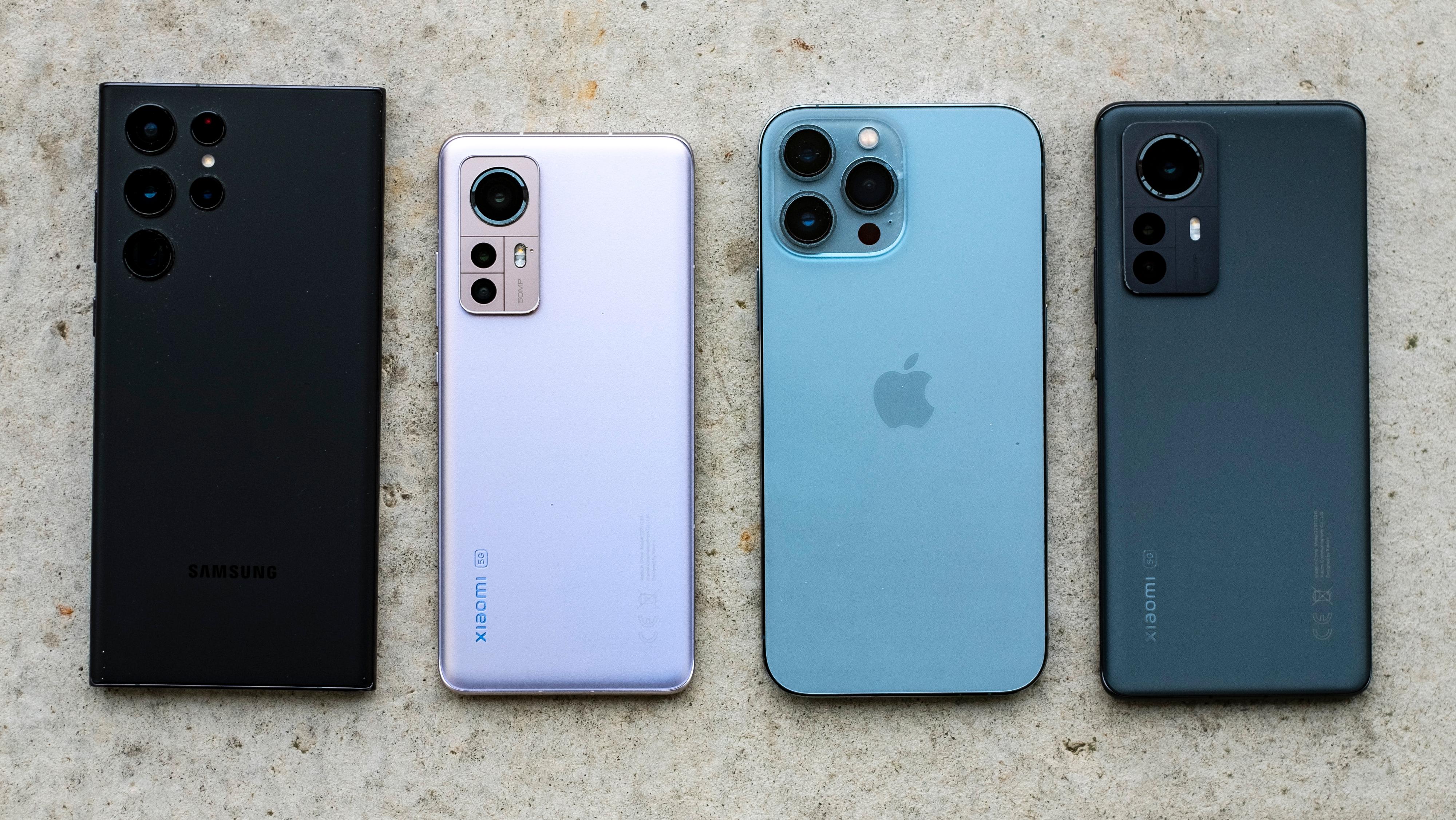 Fra venstre: Samsung Galaxy S22 Ultra, Xiaomi 12, Apple iPhone 13 Pro Max og Xiaomi 12 Pro.