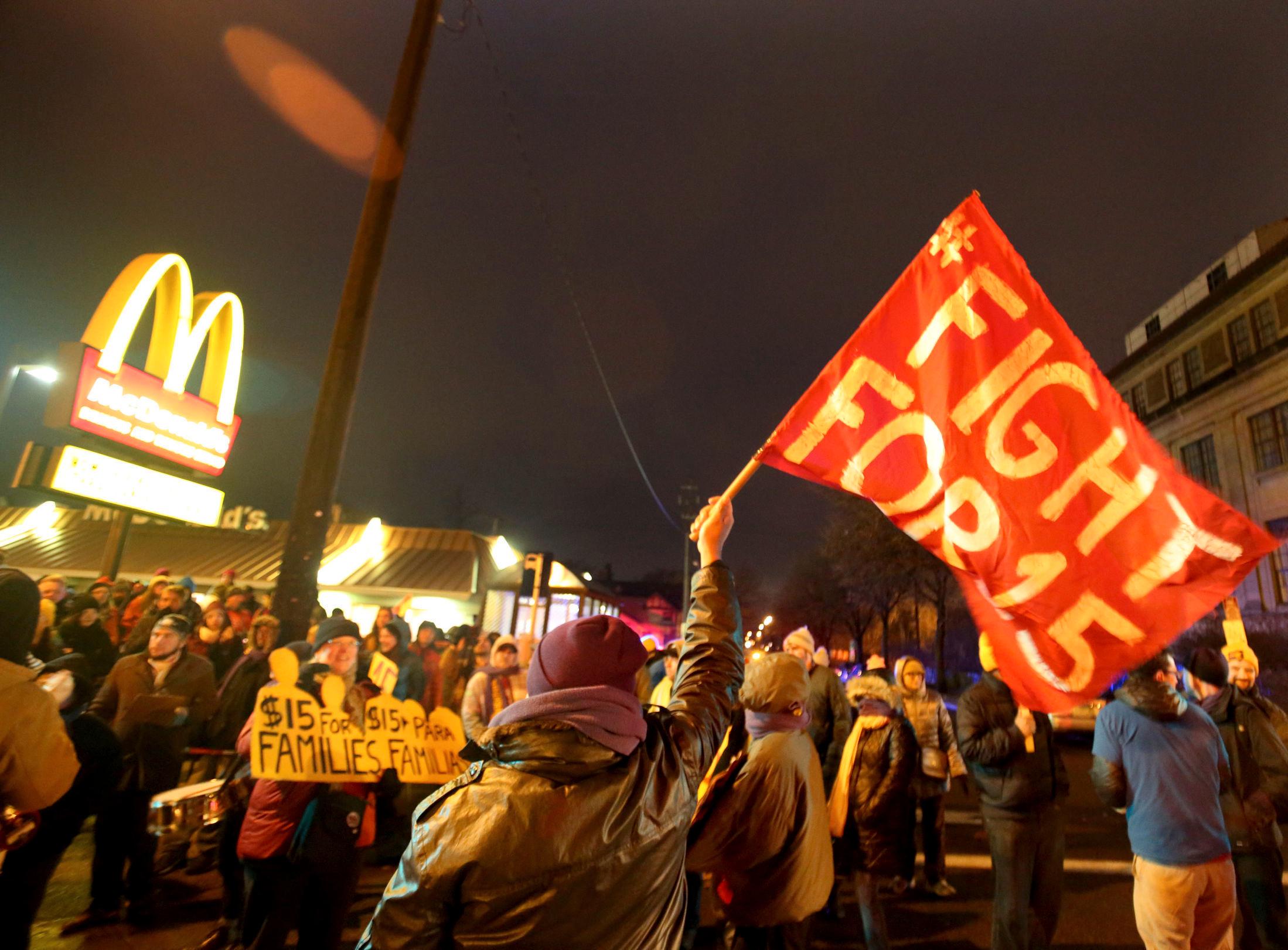 KREVER BEDRE LØNN: Asatte ved en rekke McDonald's restauranter har gått til streik på grunn av de ekstremt lave lønningene. Bildet er for demonstrasjonen i Minneapolis mai 2018.