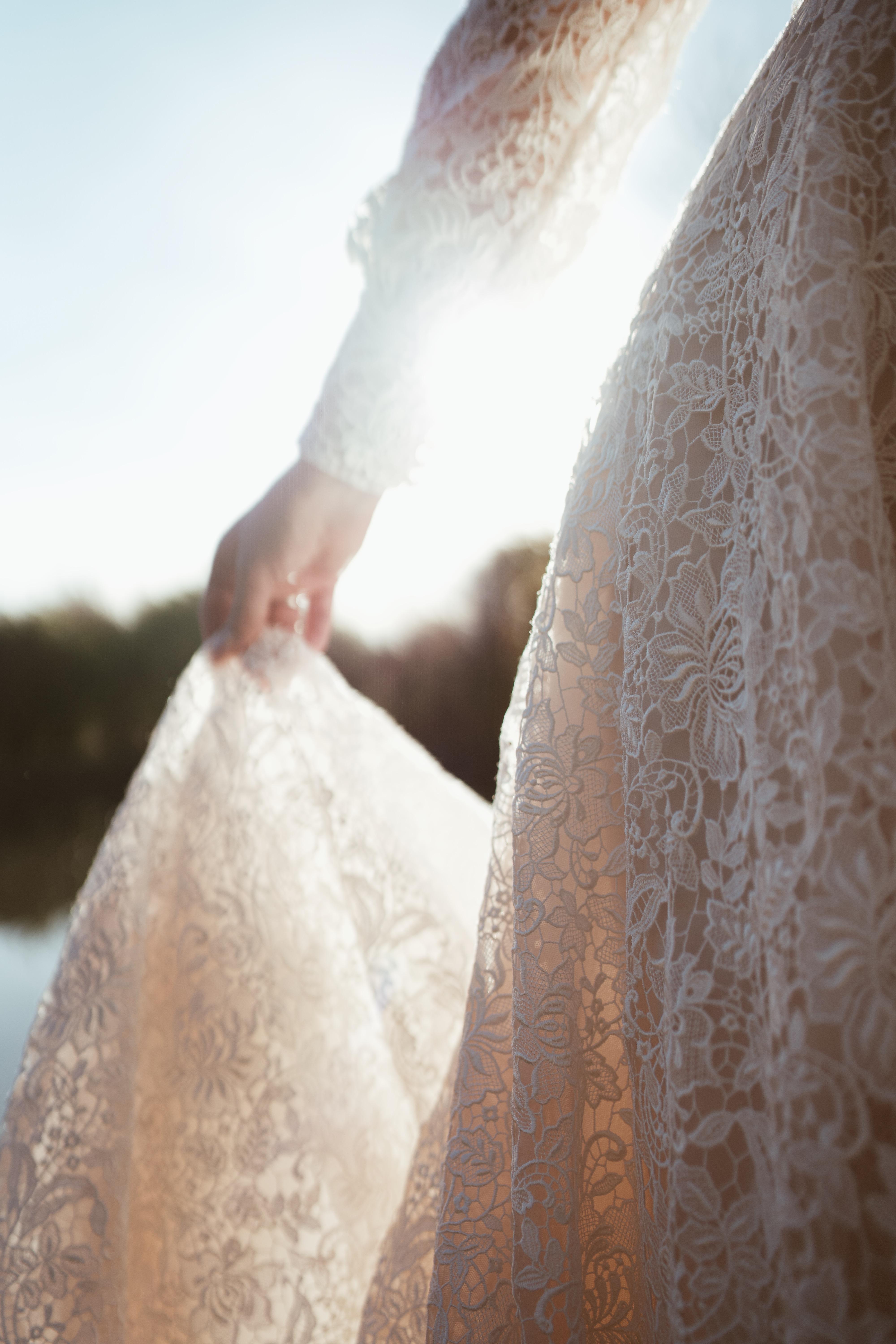 EGEN DESIGN: Linda Hansen beskriver det som en spesiell følelse å gifte seg i egendesignet kjole. 