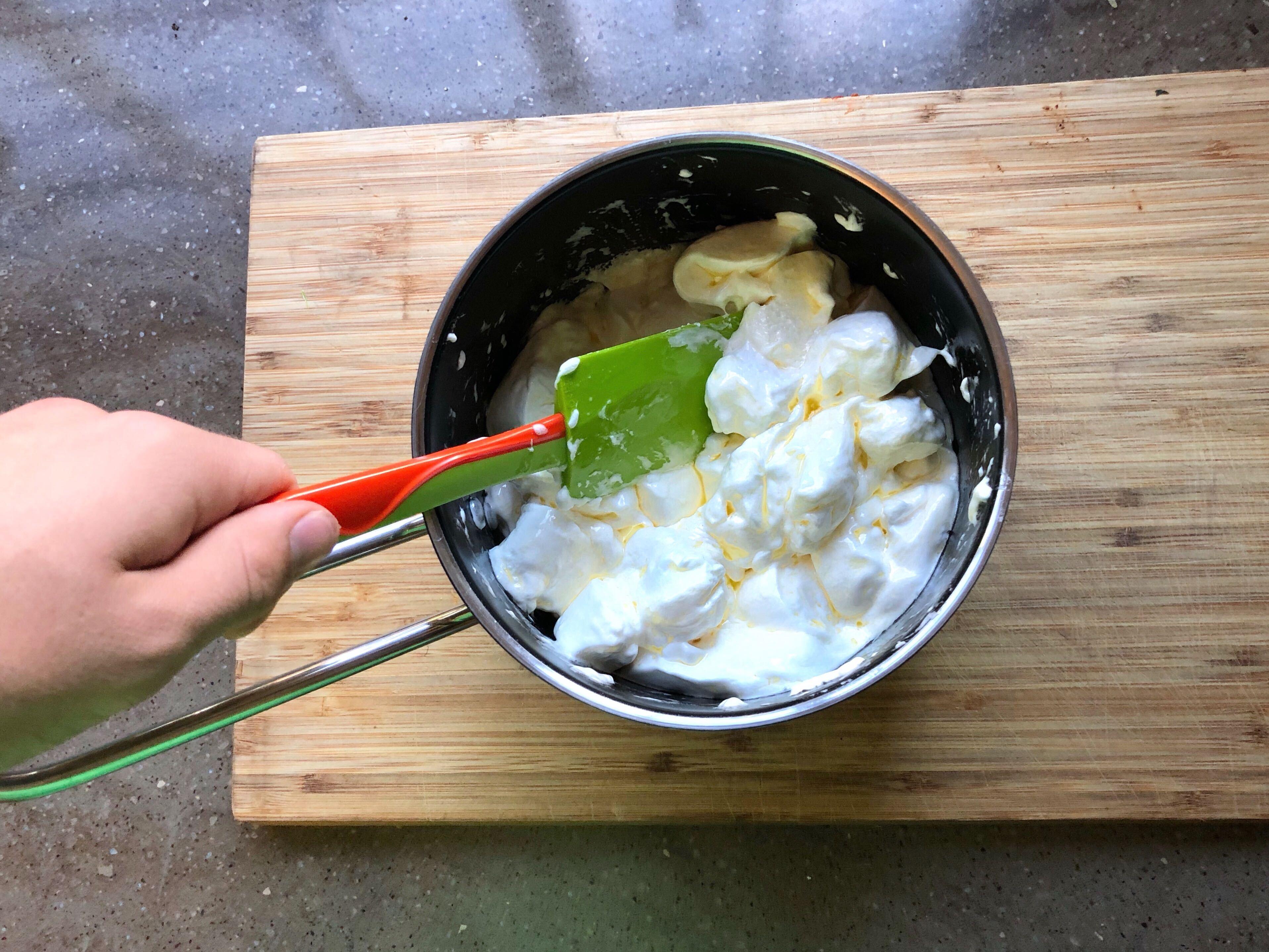 SÅ: Etterpå smeltet vi marshmallows og smør, og rørte dette sammen. Du kan bruke mikrobølgeovn (smart og kjapt hvis du har) eller smelt blandingen i en gryte på ovnen slik vi gjorde (det funker også, men tar litt mer tid).