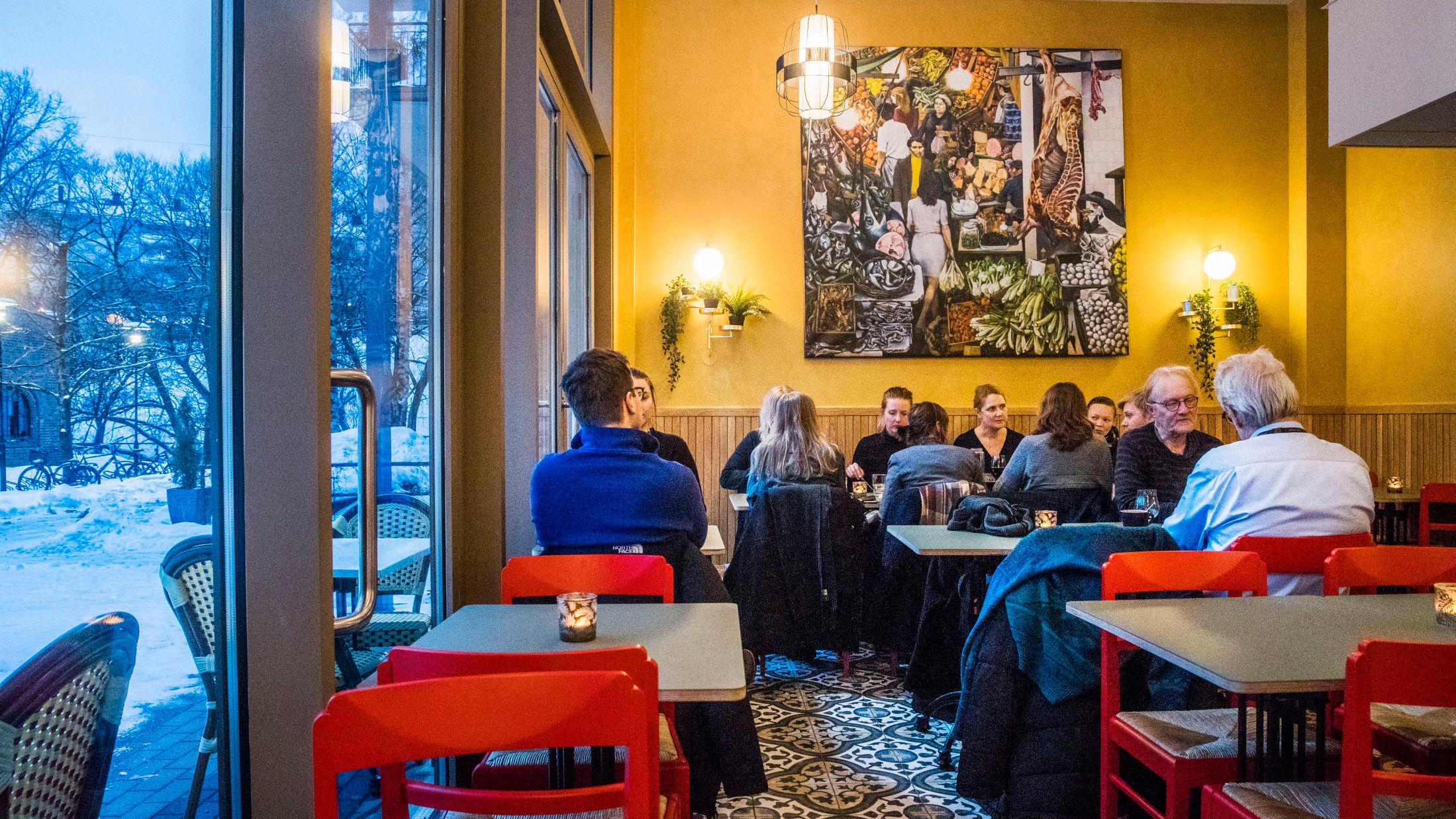 LIVLIG: Selve restaurantlokalet er stort med god takhøyde og innslag av gule vegger og mønstrede fliser. Foto: Frode Hansen/VG