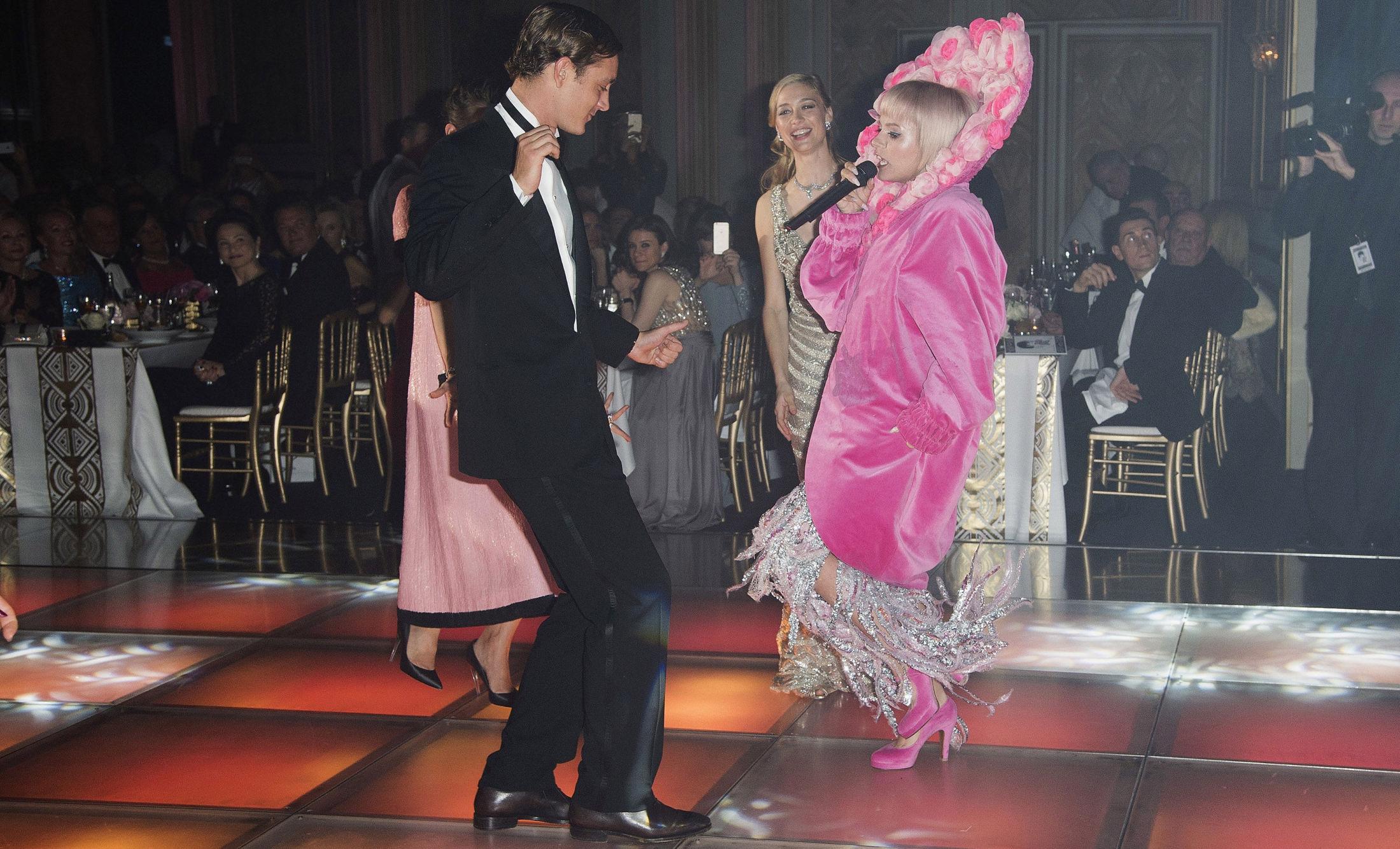KOSTE SEG: Pierre Casiraghi fikk svinge seg med Lily Allen på dansegulvet. Foto: Getty Images