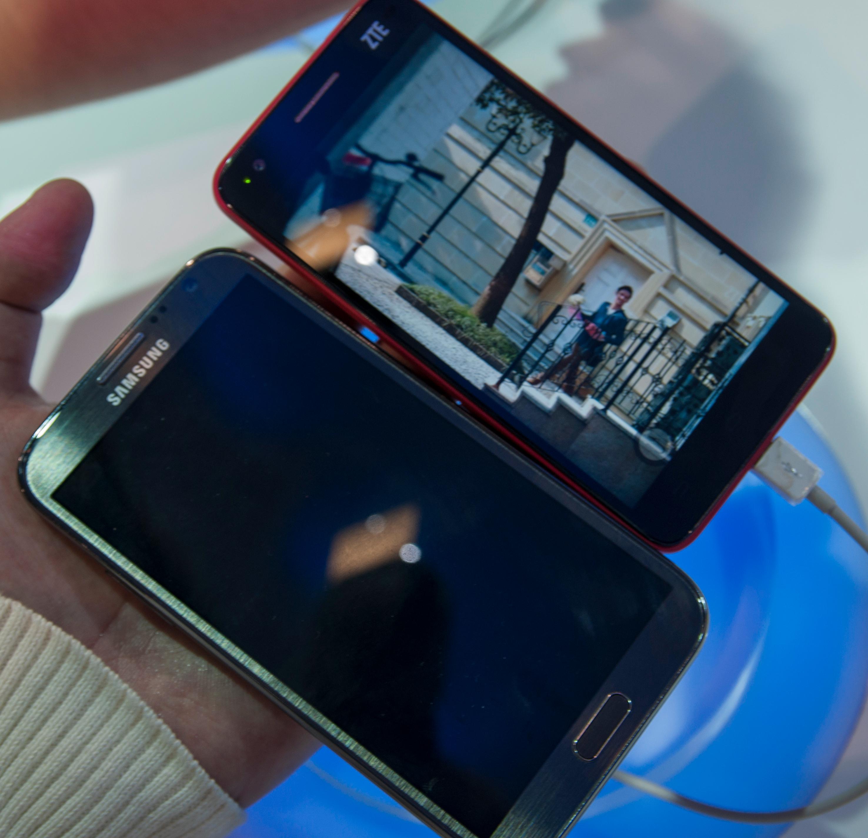Ved siden av kjempen Galaxy Note II er Grand S relativt kompakt. Det er likevel en voksen mobiltelefon som du nok bør ha store hender for å trives med.Foto: Finn Jarle Kvalheim, Amobil.no