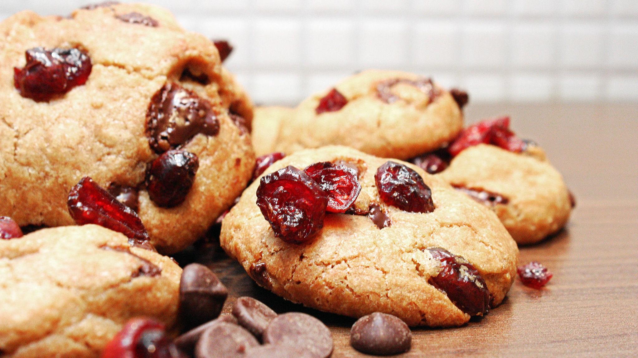 CHOCOLATE CHIP: Både myk og sprø, og du kan bruke den tørkede frukten du liker best i disse deilige cookiesene. Foto: Helene Rui Skoje