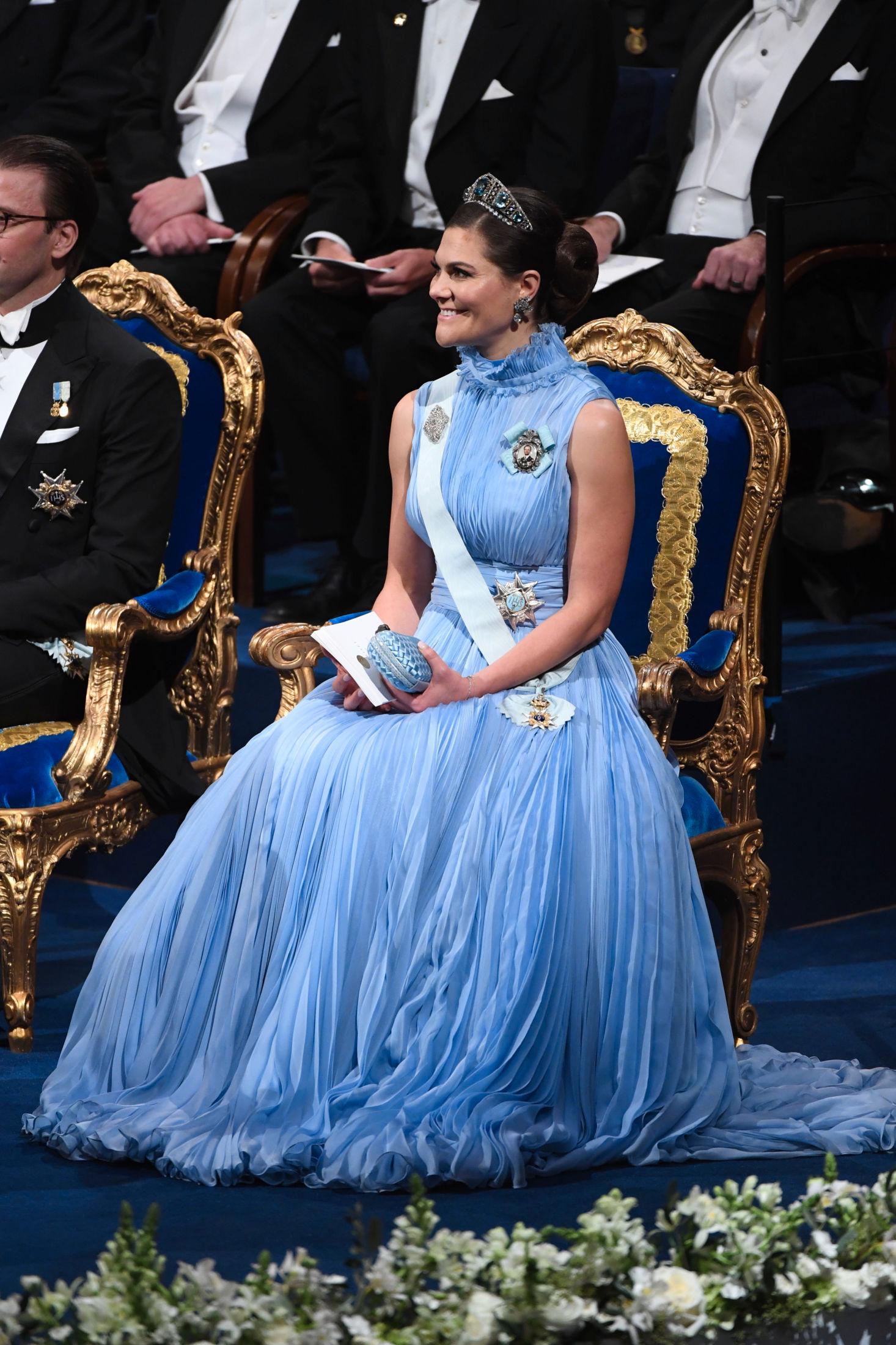KJOLEDRØM: Kronprinsesse Victoria var kledd i en himmelblå kjole med voluminøst plisséskjørt. Vesken er en rådyr kongelig favoritt fra Bottega Veneta. Foto: NTB scanpix