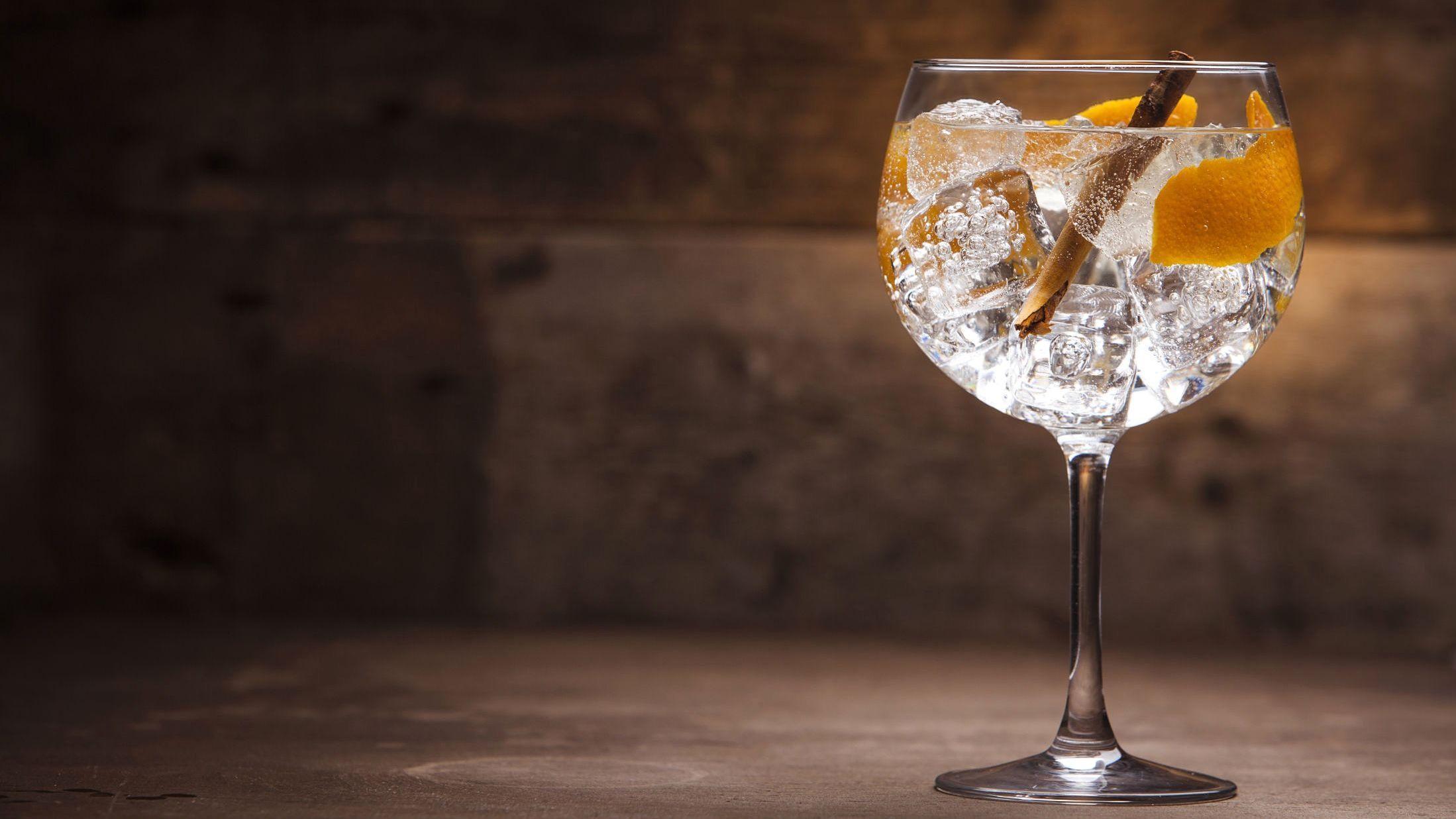POPULÆR DRINK: Gin tonic er en drink de fleste kjenner til og som er en favoritt blant mange. FOTO: Shutterstock / NTB Scanpix