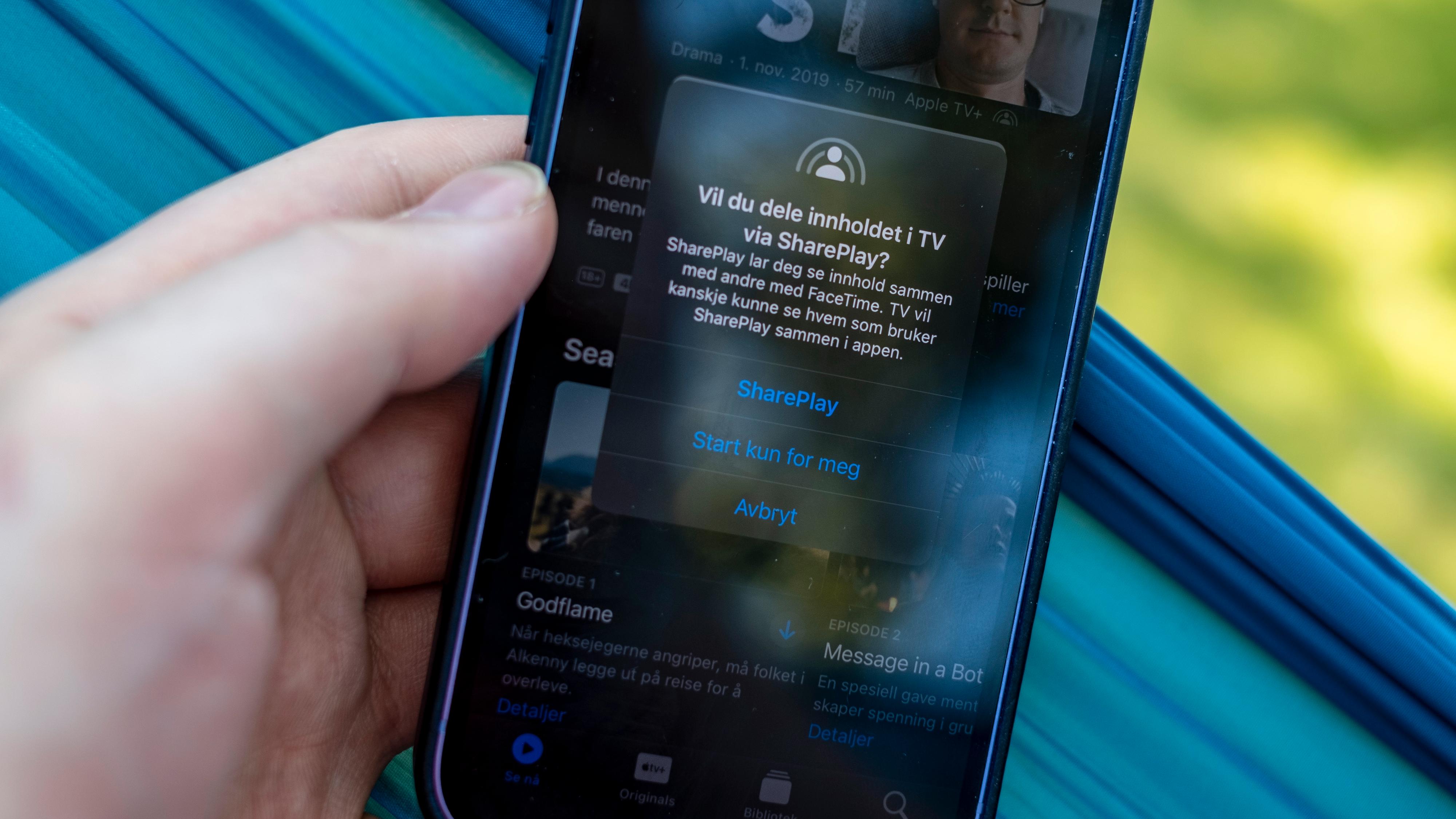 Du inviteres til å dele film- eller serieopplevelsen hvis du går inn i Apple TV-appen.
