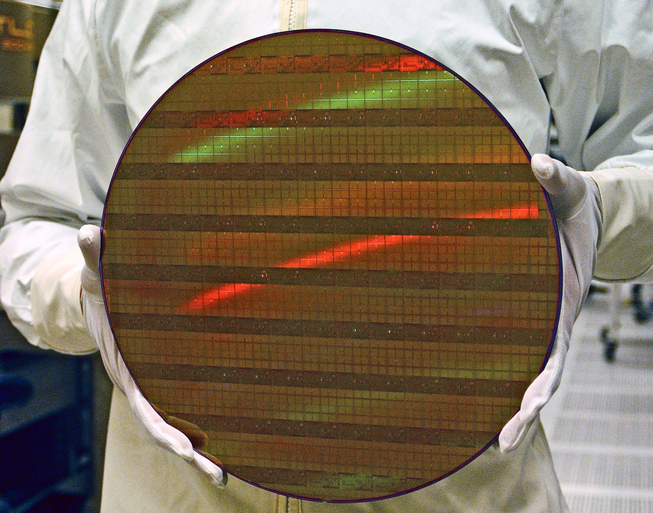 Silisiumskive (Wafer) med 45 nm-brikker 
(Bilde: Intel)