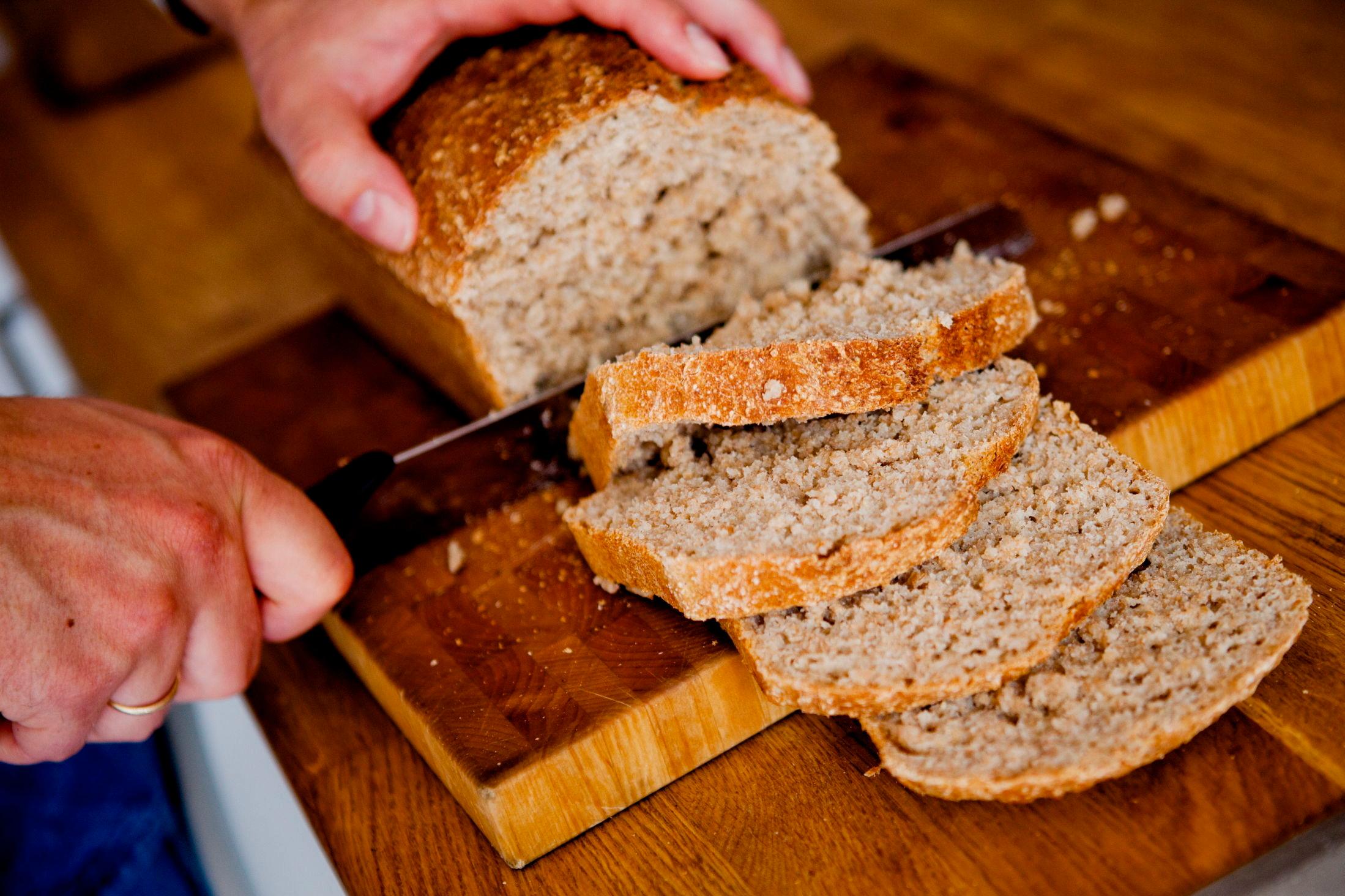 FERSKT OG GODT: Ønsker man at brødet skal holde seg best mulig bør man unngå å putte det i kjøleskapet. Foto: Javad M. Parsa