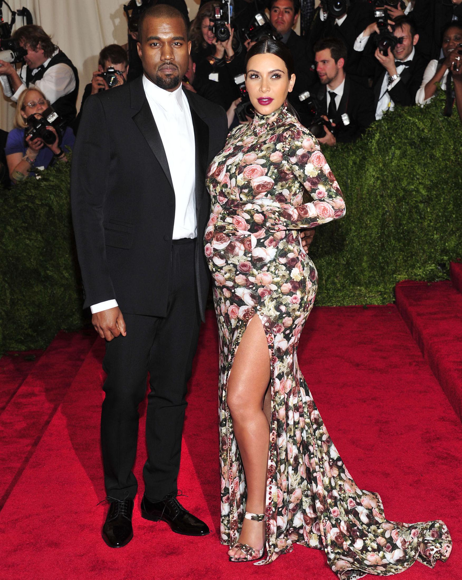 MATCHY MATCH: Denne listen blir rett og slett ikke komplett uten Kim Kardashians Givenchy-kjole med påsydde hansker og matchende sko. Foto: NTB Scanpix