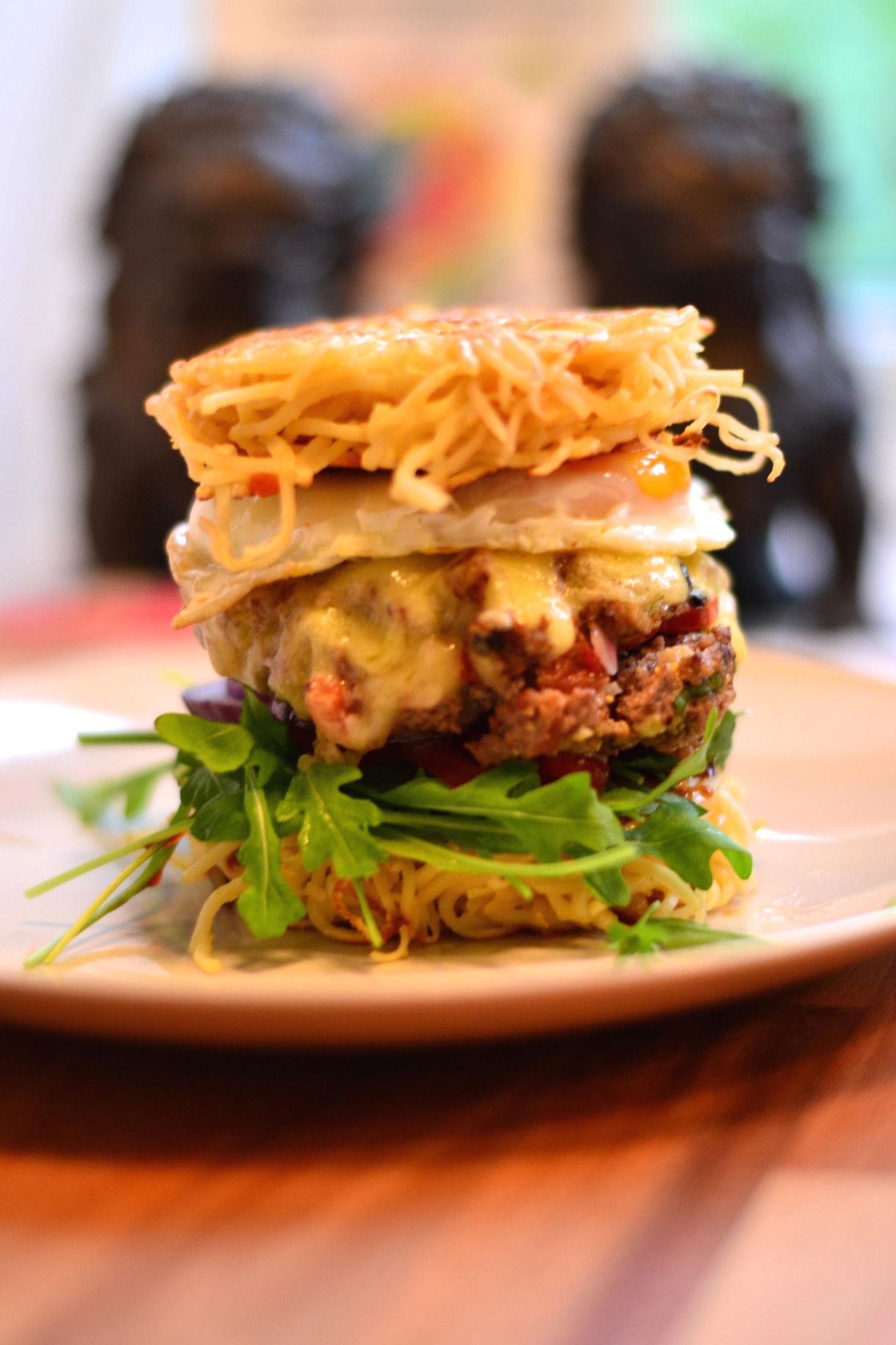 BIG BITE: Du skal ha rimelig god kjevekontroll nå du skal ta en bit av denne burgeren - men matblogger Pia Skevik lover det er verdt å prøve. Foto: Pia Skevik/Matvrakbloggen.