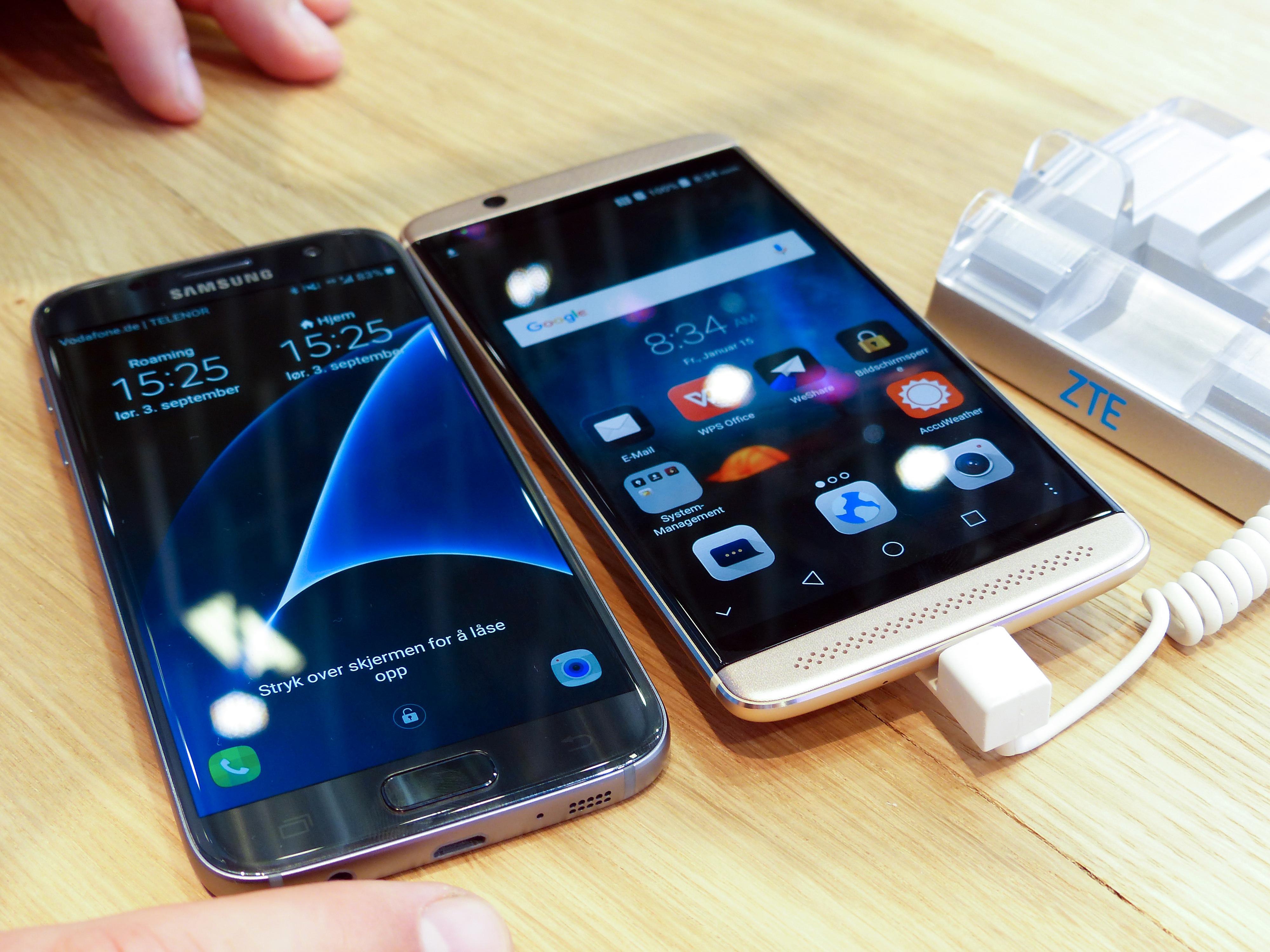 Her ser vi Axon 7 mini (til høyre) ved siden av Samsung Galaxy S7.