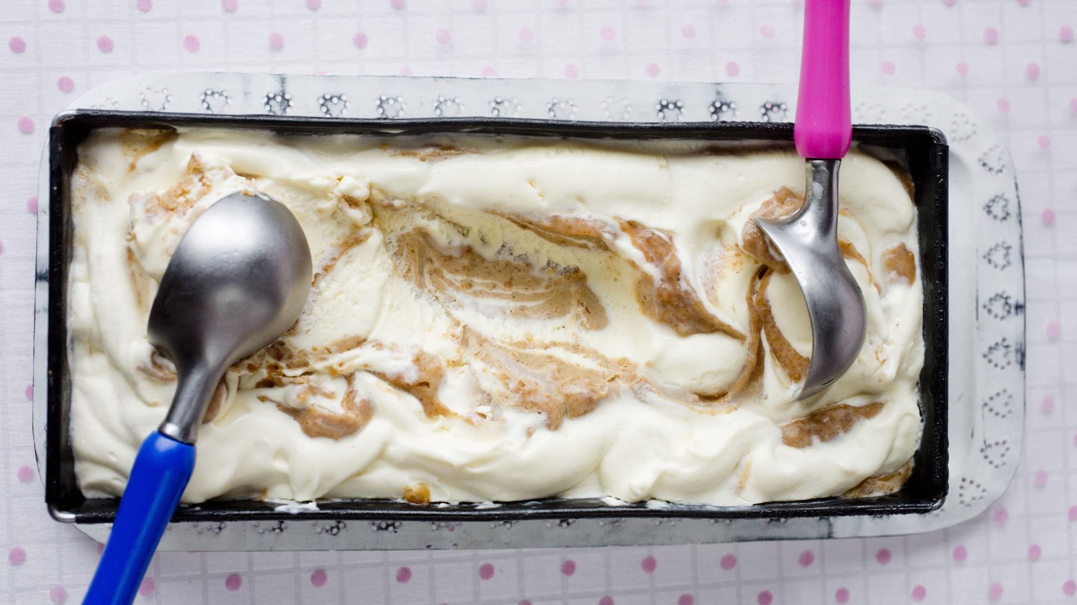 DRØMME-IS: Godt-kokk Lise Finckenhagen viser deg hvordan du enkelt lager sommerens diggeste iskrem. Her iskrem i Elvis' ånd: peanøttsmør-fløteis. Foto: Sara Johannessen