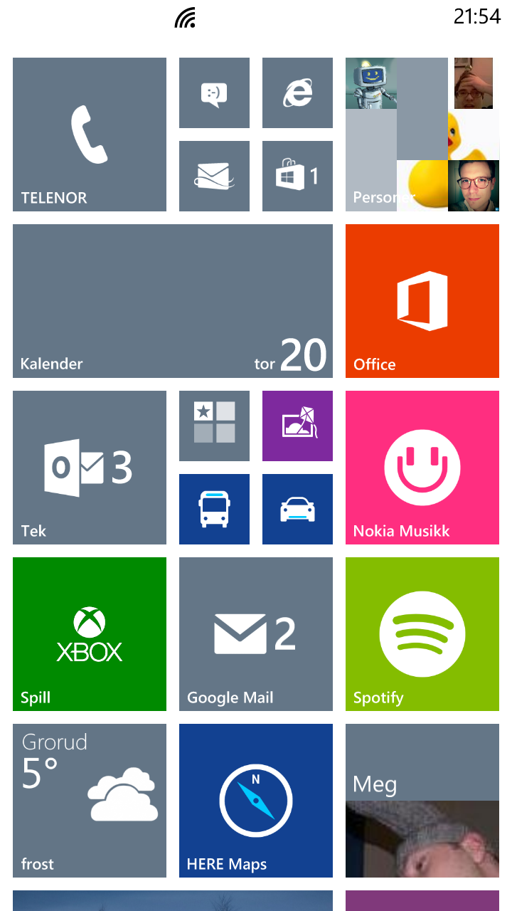 Windows Phone-hjemmeskjermeni vant stil. Firkantene kalles fliser, og kan vise deg oppdatert informasjon fra appene som hører til.Foto: Finn Jarle Kvalheim, Amobil.no