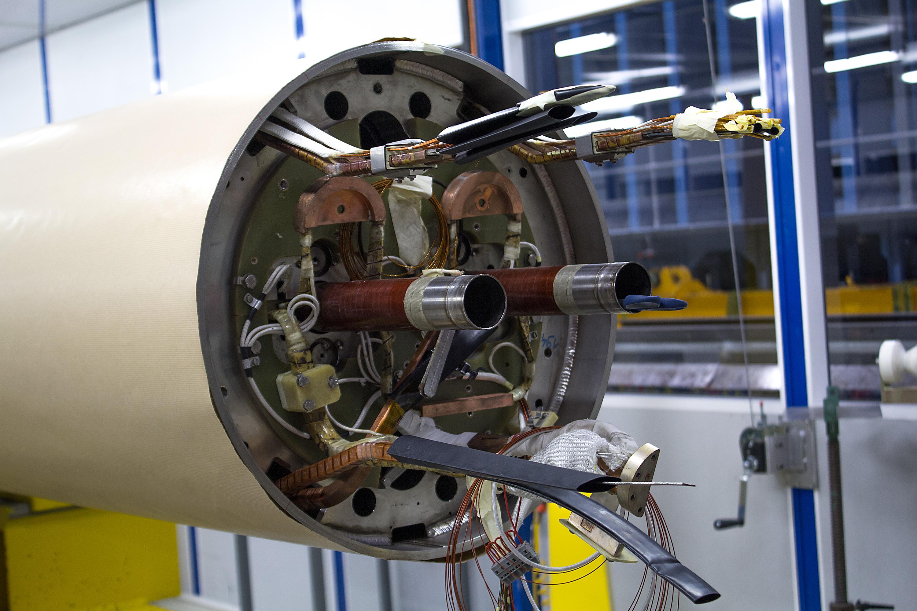 Med alle testene unnagjort, blir de midlertidlige pluggene fjernet. Hver magnet er 50 meter lang, og samlet sett skal rundt 1600 av dem skrus sammen i LHC-ringen, 100 – 150 meter under bakken. Det er trangt der nede, så mye av arbeidet med å klargjøre alle kablene og rørene som skal skjøtes, skjer over bakkenivå. Foto: Varg Aamo, Hardware.no