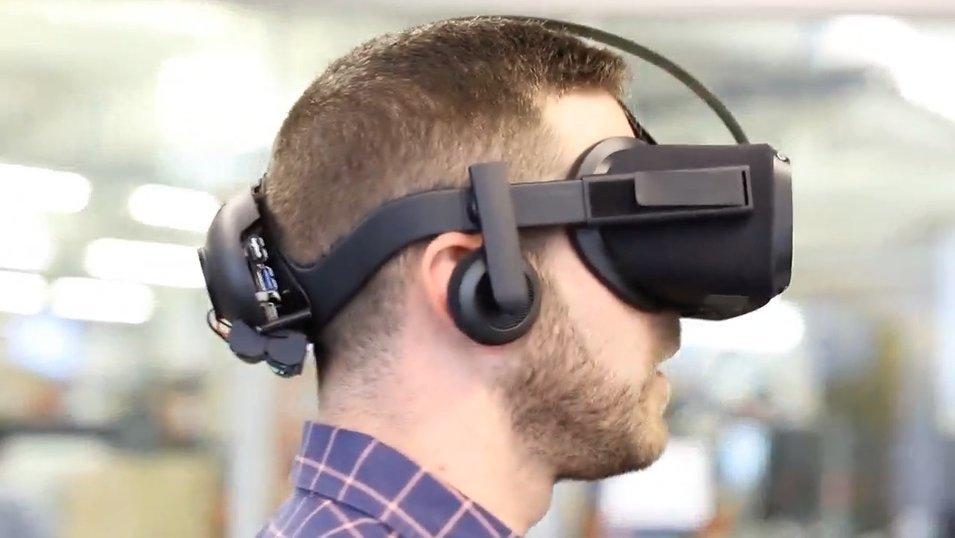 Denne prototypen av et nytt par VR-briller fra Oculus, som hverken trenger mobil eller PC, ble vist frem i fjor.