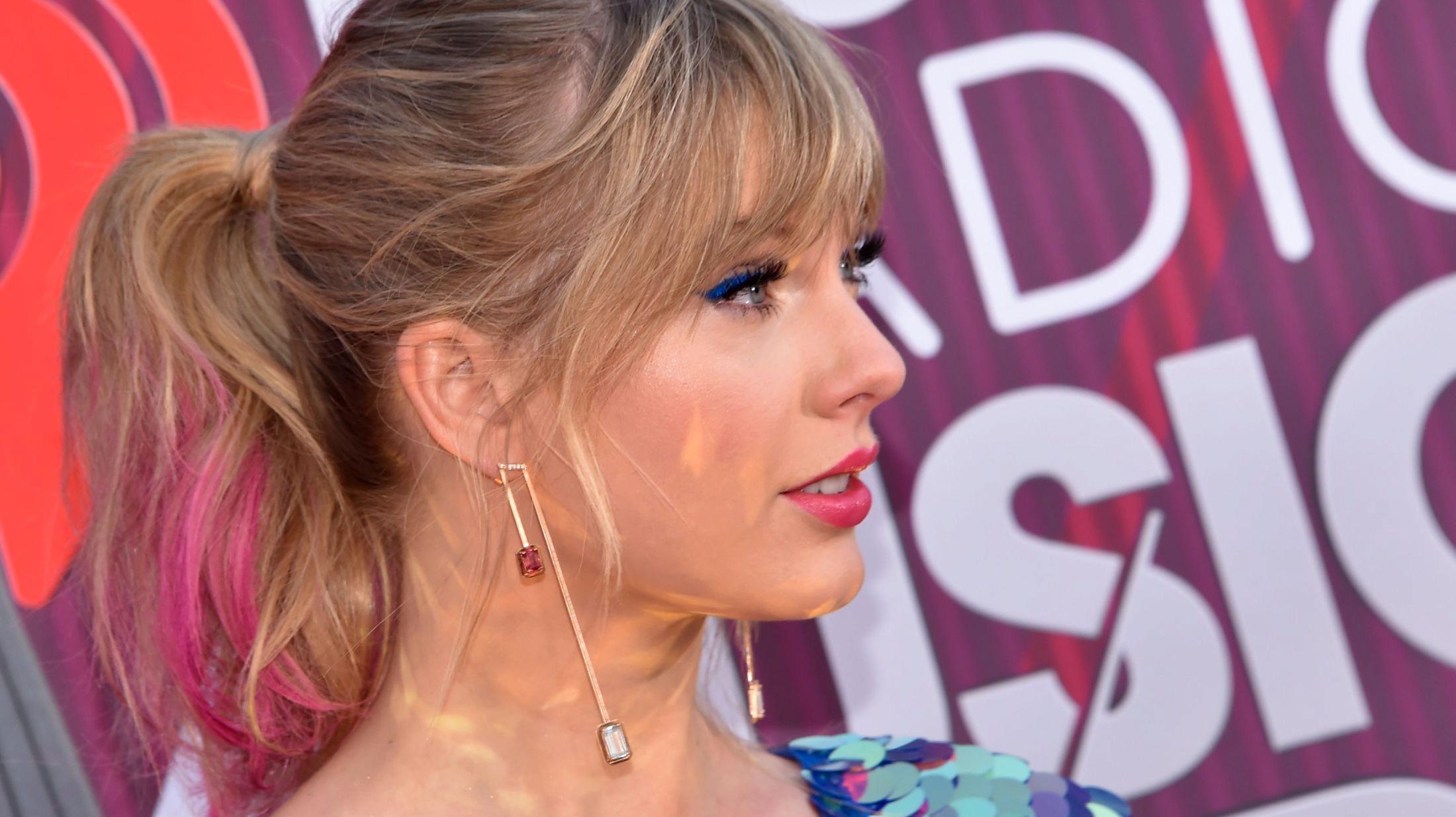 ROSA TUPPER: Taylor Swift med rosa hår på iHeart Radio Music Awards tidligere år. Foto: AFP