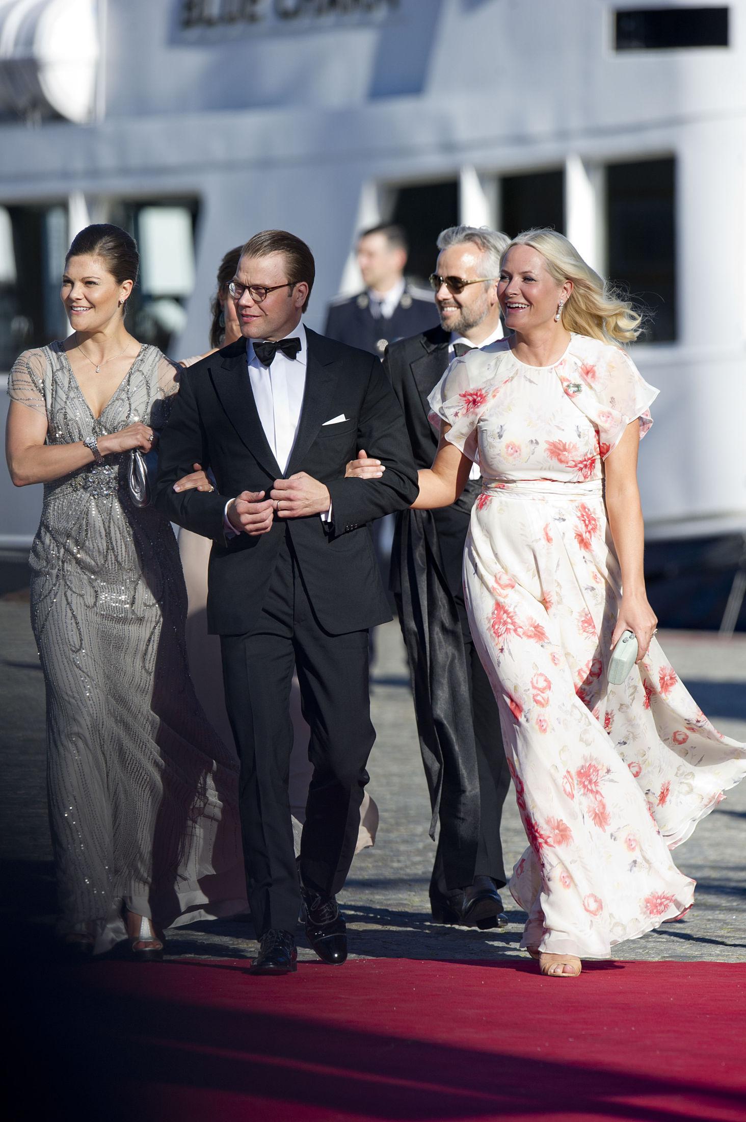 FÅR SKRYT: Det var tydelig at de svenske kongeekspertene var beigstret for kjolevalget til både Mette-Marit, Victoria og Märta. Foto: Jon Olav Nesvold / NTB scanpix