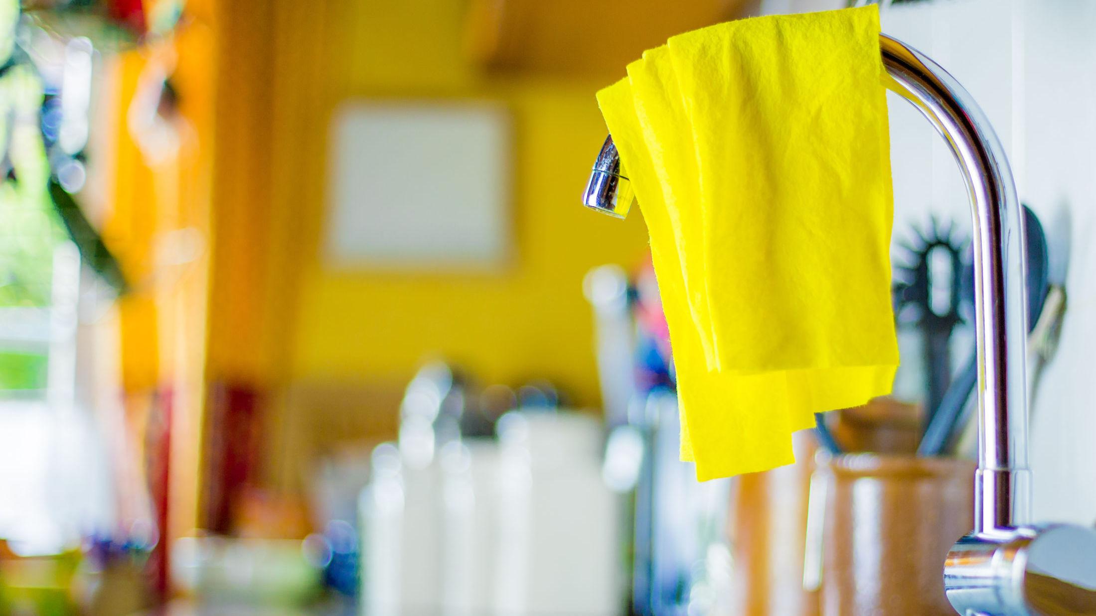 KAN VIRKE MOT SIN HENSIKT: Våte vaskekluter kan fort bli en bakteriebombe. Foto: Shutterstock