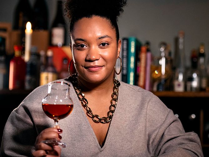 Glasets form och storlek på kupan har stor betydelse för hur du upplever vinet. säger Sarah Lindstrand Mboge.