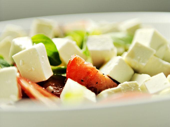 Gresk salat er et av elementene i Fredriks greske sommermåltid. (Alle foto: Gidske Stark)