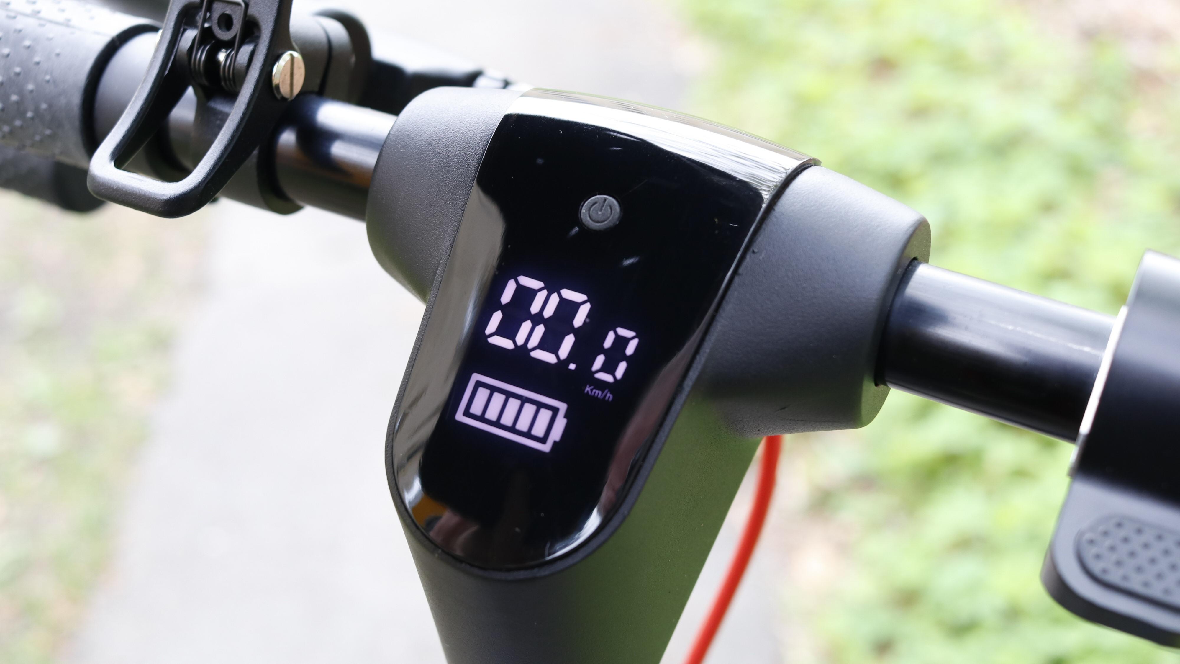 Displayet er stort og lett å lese. Med den ene knappen kan du slå sykkelen og lysene av/på, skifte kjøremodus og bytte mellom å vise hastighet (km/t), spenning (V) og strøm (A).