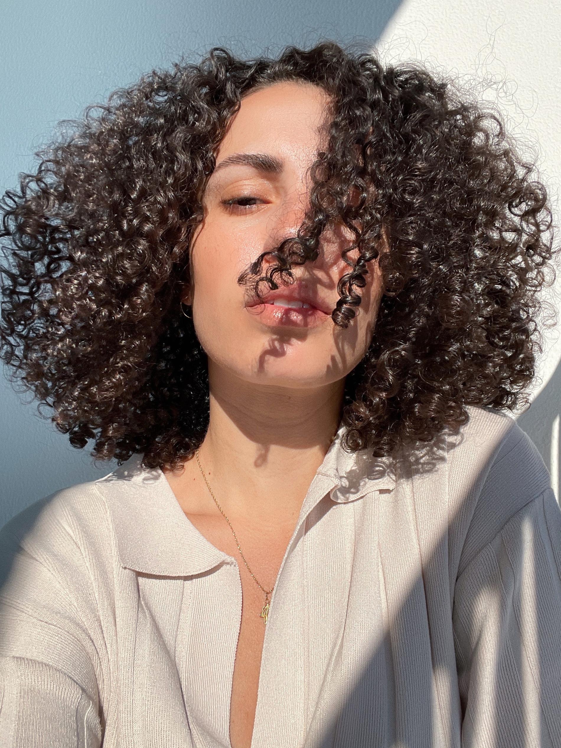 Sofia Hassani driver Instagram-kontot @curlsfirst där hon delar med sig av sina kunskaper om lockigt hår.