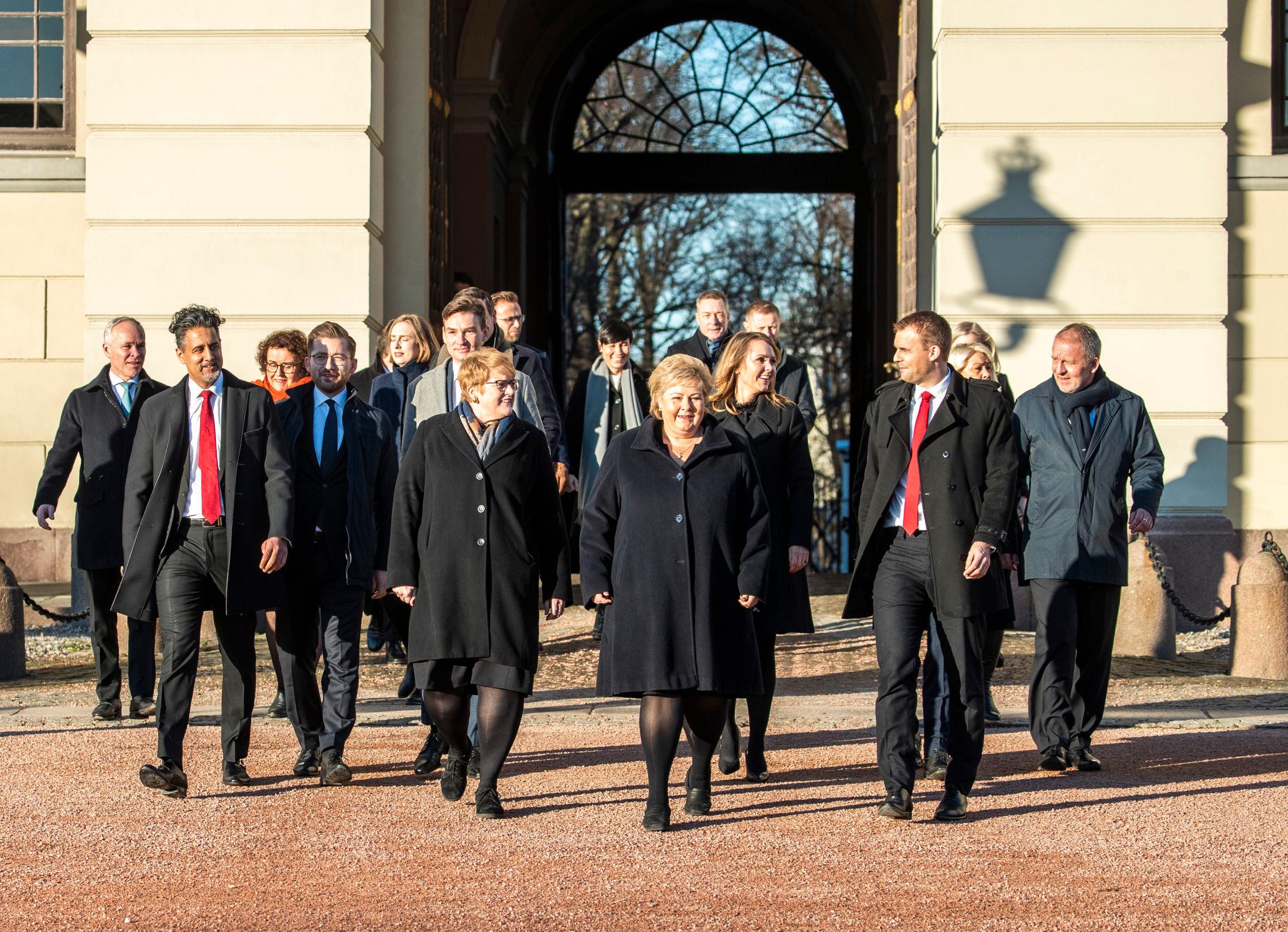 LIK GJENG: Det var ikke mye farger å spore da statsminister Erna Solberg (H) presenterte sin regjering. FOTO: TORE KRISTIANSEN, VG