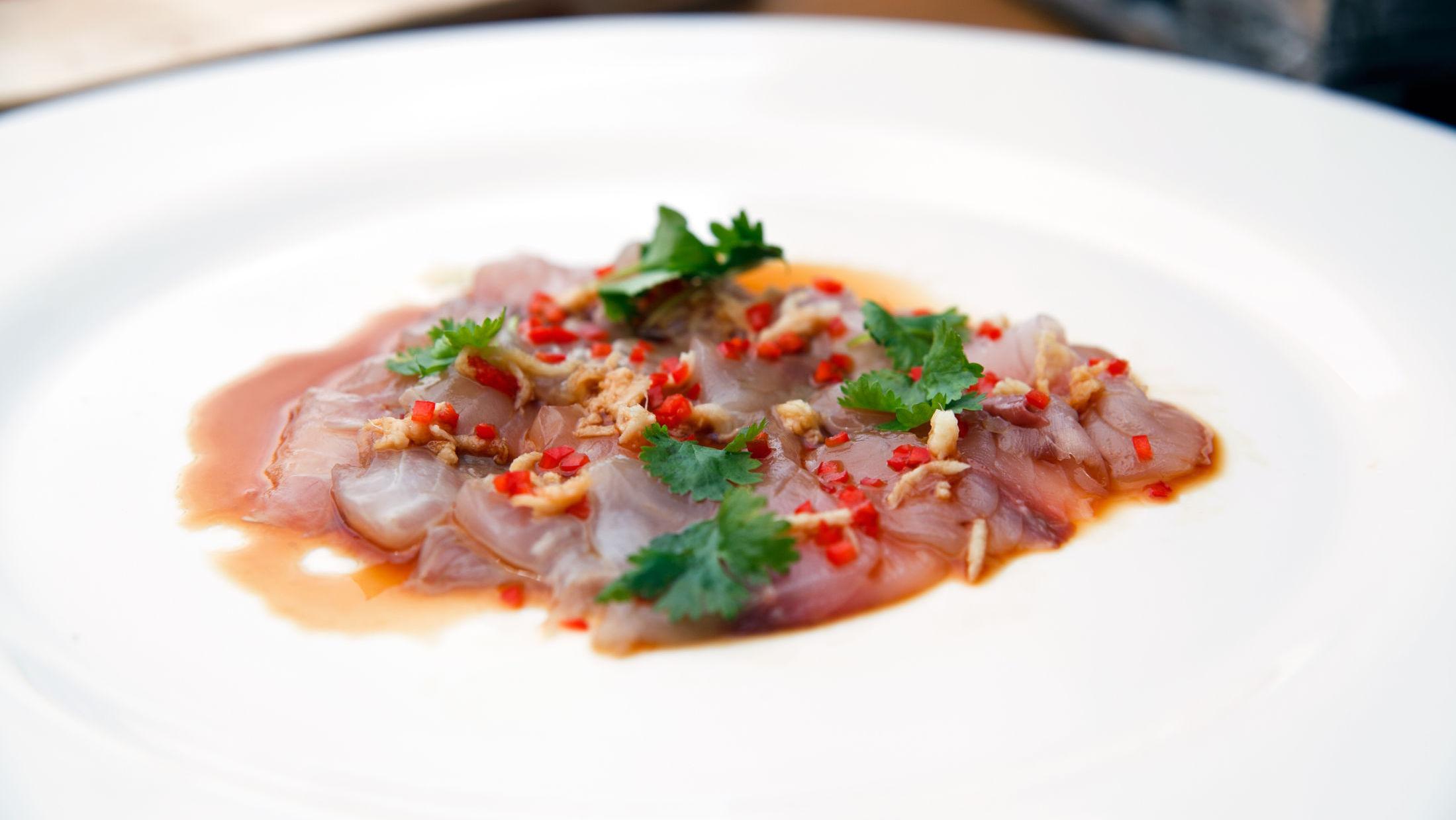 RÅ: Makrellen er fetteren til tunfisken og smaker nydelig rå. Foto: Luke Schilling