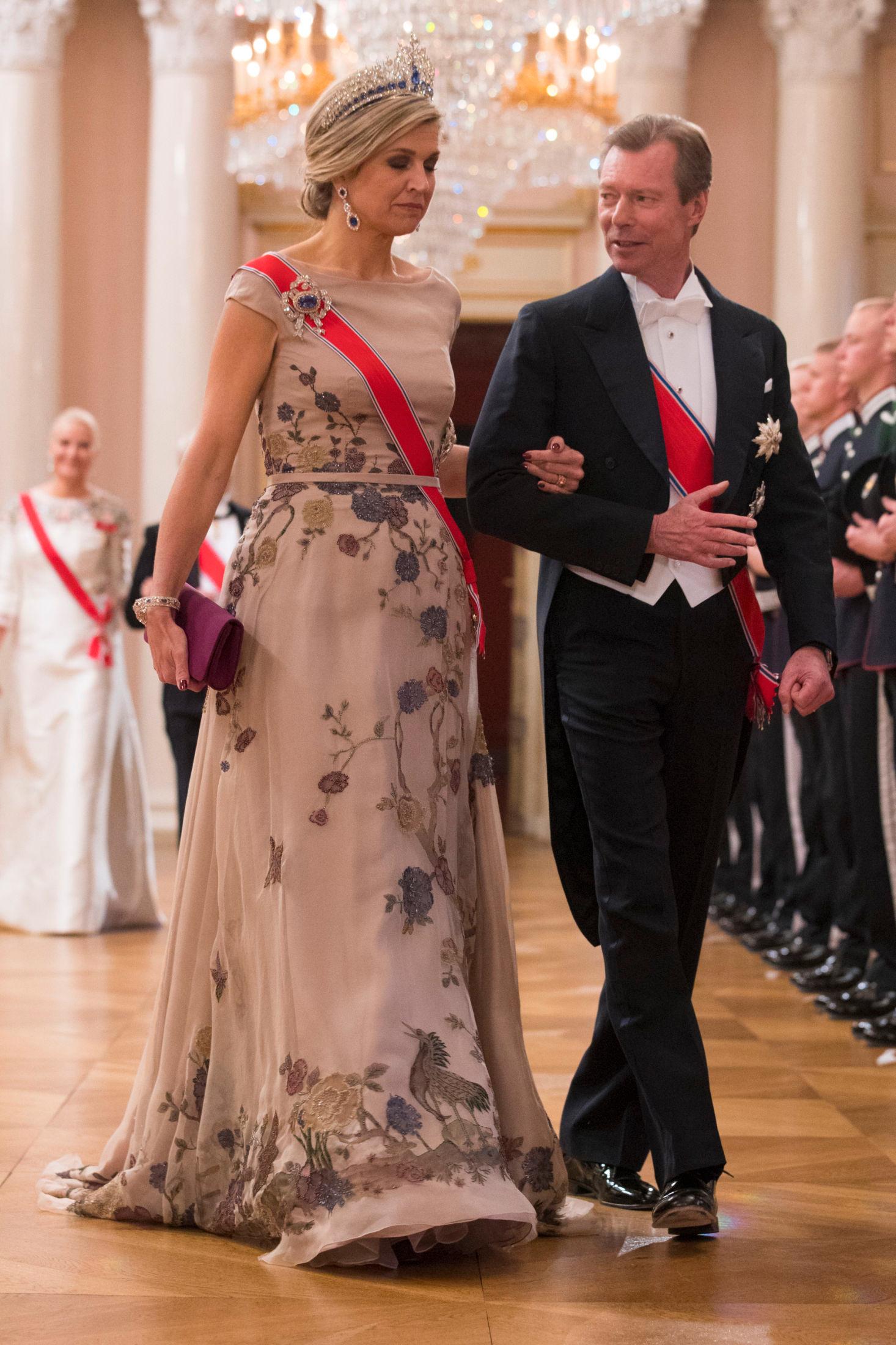BLOMSTER: Dronning Máxima av Nederland gikk for anledningen kledd i en beige kjole med blomster og korte ermer. Ved sin side har hun Storhertug Henri av Luxembourg. Foto: Håkon Mosvold Larsen / NTB scanpix